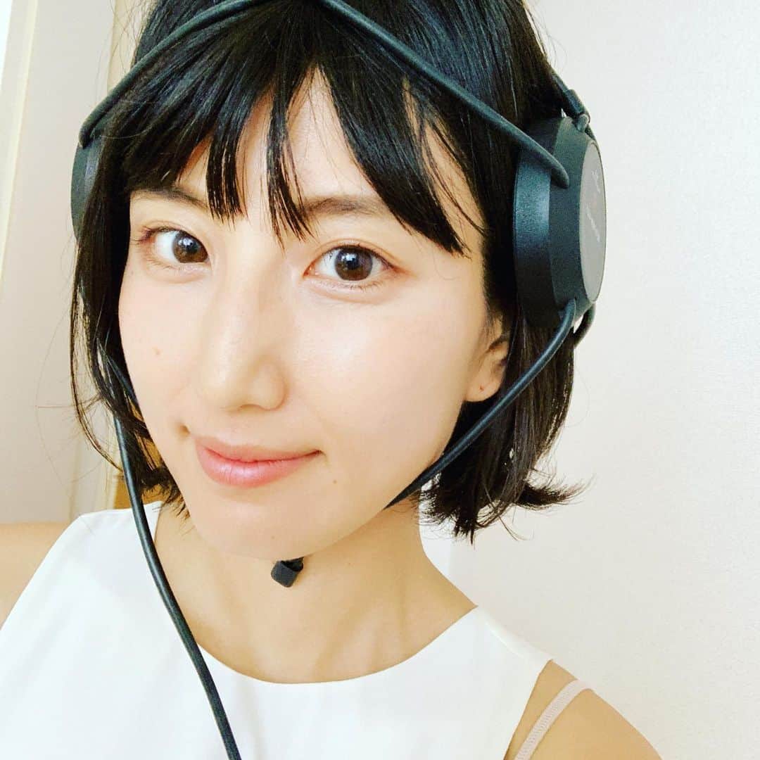 望月一花のインスタグラム：「メタトロンを受けてきたよ🌟 ・ 波動診断、っていうと怪しく聞こえる？w 人も物質もみんな振動があって（物理学や量子力学的に考えるとわかりやすい）それでいて共振もあって。 そういった反射や波長（周波数）をとらえて測定する機械。 水の波紋をイメージしていただくとわかりやすいかな。 NASAでも使われてるのは有名な話。 5年前から知ってたのに、なかなかタイミングが無くて、今回やっと信頼できる方に、ホリスティック（全体的に）診て分析していただきました👩‍⚕️ 元々東洋医学も好きで、基礎知識を踏まえた上で、食品もホメオパシーもチャクラや経絡などもトータルで診断が出るので本当にスッキリする❣️ 自分の身体の見えない部分や感じてることの可視化、すごいわぁほんと。 メタトロンが、病院や色んなところで受けられるようになったら、もっとみんな色々と俯瞰して総合的に視られるようになるのになぁ。 私も、もっともっと勉強して、いつか貢献できるようになりたいです。 自分が学んでることを、未熟な段階で発信するのを怯えていたけれど、ほんと学べば学ぶほどキリがなくて。 なので記録も込めて、出せる部分は少しずつ出していくことにします。 なんでも情報が手に入るこの現代ではシェアしていくことが大切だと感じるから。 最近気になってることはね、素粒子の先の世界のこと。 ミクロとマクロの視点のこと。 陰陽の繋がりのこと、すべてに正否はなくてそこにジャッジは入らないこと。 これは一部だけど、そんなことをよく考えているよ。 壮大すぎる？ぜんぶ自分の中にも起きていることだから面白いの。 世界はひとつなのに分断されちゃって行きにくくなっちゃったなぁ。 シンガポールとロシアに行きたい。」