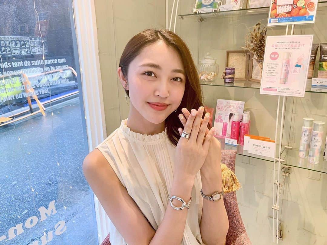 柳田菜月さんのインスタグラム写真 - (柳田菜月Instagram)「. 久しぶりのジェルネイル💅💓 . 「夏ネイル特集」のリニューアルに合わせてOZmallのサロンでネイル体験をしてきました✨ 涼しげなゴールド基調にしていただき、手元から華やかになって気分まで上がる！！😌 そして私が体験した恵比寿の『APRES LA PLUIE』ではコロナ対策も万全かつ、学生には嬉しい学割メニューもある よ🥺💓  . 詳細は「オズモール　夏ネイル」で検索してみてね！ プロフィール欄にURLも貼ってます🔖 .  ＃ozmallnail #オズモール #夏ネイル #アプレラプリュイ #東京女子部 #ネイル #ゴールドネイル」8月6日 20時51分 - natsuki.3190