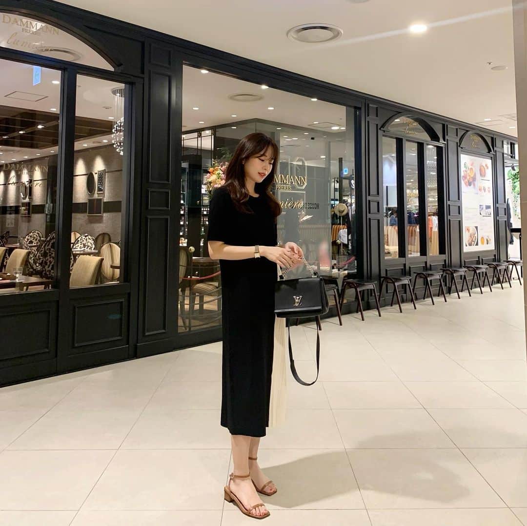 ハンナミのインスタグラム：「昨日の📸  ニットワンピースはベージュの色違い🧡 サイドのプリーツがかわいくて, 周りからも褒められる:) 秋はブーツと合わせたいな. . .」
