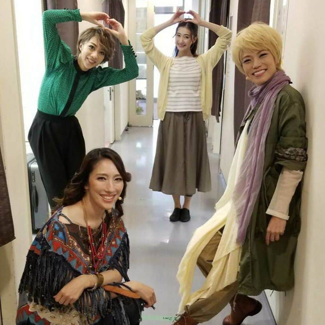 美弥るりかさんのインスタグラム写真 - (美弥るりかInstagram)「.﻿ .﻿ 4日に「SHOW-ISMS」マトリョーシカの﻿ 千秋楽を迎える事が出来ました‼️﻿ ﻿ この様な状況の中で﻿ ご観劇いただきました皆様、﻿ 配信をみて応援してくださった皆様、﻿ 本当にありがとうございました☺️﻿ ﻿ ﻿ 今は舞台の上で何かを表現することが﻿ とても難しい世の中です。﻿ そんな中でも万全の状態を目指して、﻿ お客様を迎える準備をスタッフの皆様が﻿ 毎日してくださり、﻿ 劇場に足を運んでくださった皆様にも﻿ たくさんのご協力をしていただきました。﻿ ﻿ その中で、舞台に立つという事は﻿ 今まで経験した事のない緊張感と、﻿ 全ての方のお気持ちへの感謝、﻿ そしてエンターテイメントの灯りを﻿ 決して消してはいけないという覚悟を﻿ 毎日強く感じていました。﻿ ﻿ 皆様が愛してくださっている舞台、﻿ 表現者が愛している舞台が﻿ 無事に安全に続きますよう﻿ 心から祈っています。﻿ ﻿ マトリョーシカの最後に出てくる﻿ 小さい子の名前は「希望」です。﻿ いつまでもどんな時も希望を失わず﻿ 前に進んでいきたいです☺️﻿ ﻿ ﻿ この作品に携わってくださった﻿ 全ての皆様、﻿ 舞台の上だけでなく﻿ いつでも温かいお心で接してくださった﻿ 共演者の皆様、﻿ そして何より﻿ 応援してくださった皆様に﻿ 心から感謝しております。﻿ ﻿ 本当にありがとうございました！﻿ また劇場でお会い出来ますように✨﻿ ﻿ #大切な皆様との思い出📸﻿ #感謝の日々 #美弥るりか﻿ #rurikamiya﻿ ﻿ ﻿ ﻿ ﻿」8月6日 20時48分 - rurika_miya_official