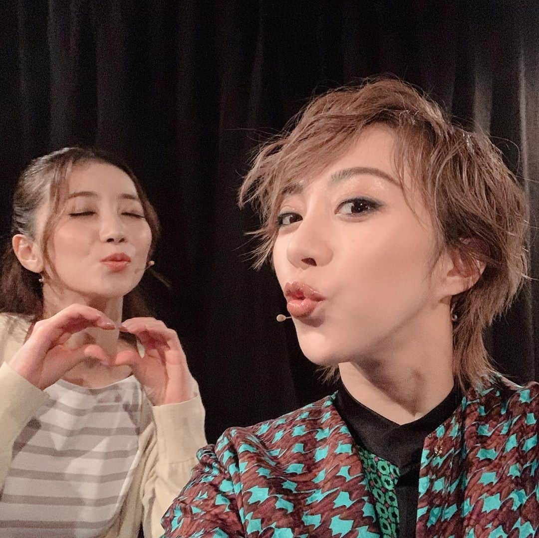 美弥るりかさんのインスタグラム写真 - (美弥るりかInstagram)「.﻿ .﻿ 4日に「SHOW-ISMS」マトリョーシカの﻿ 千秋楽を迎える事が出来ました‼️﻿ ﻿ この様な状況の中で﻿ ご観劇いただきました皆様、﻿ 配信をみて応援してくださった皆様、﻿ 本当にありがとうございました☺️﻿ ﻿ ﻿ 今は舞台の上で何かを表現することが﻿ とても難しい世の中です。﻿ そんな中でも万全の状態を目指して、﻿ お客様を迎える準備をスタッフの皆様が﻿ 毎日してくださり、﻿ 劇場に足を運んでくださった皆様にも﻿ たくさんのご協力をしていただきました。﻿ ﻿ その中で、舞台に立つという事は﻿ 今まで経験した事のない緊張感と、﻿ 全ての方のお気持ちへの感謝、﻿ そしてエンターテイメントの灯りを﻿ 決して消してはいけないという覚悟を﻿ 毎日強く感じていました。﻿ ﻿ 皆様が愛してくださっている舞台、﻿ 表現者が愛している舞台が﻿ 無事に安全に続きますよう﻿ 心から祈っています。﻿ ﻿ マトリョーシカの最後に出てくる﻿ 小さい子の名前は「希望」です。﻿ いつまでもどんな時も希望を失わず﻿ 前に進んでいきたいです☺️﻿ ﻿ ﻿ この作品に携わってくださった﻿ 全ての皆様、﻿ 舞台の上だけでなく﻿ いつでも温かいお心で接してくださった﻿ 共演者の皆様、﻿ そして何より﻿ 応援してくださった皆様に﻿ 心から感謝しております。﻿ ﻿ 本当にありがとうございました！﻿ また劇場でお会い出来ますように✨﻿ ﻿ #大切な皆様との思い出📸﻿ #感謝の日々 #美弥るりか﻿ #rurikamiya﻿ ﻿ ﻿ ﻿ ﻿」8月6日 20時48分 - rurika_miya_official