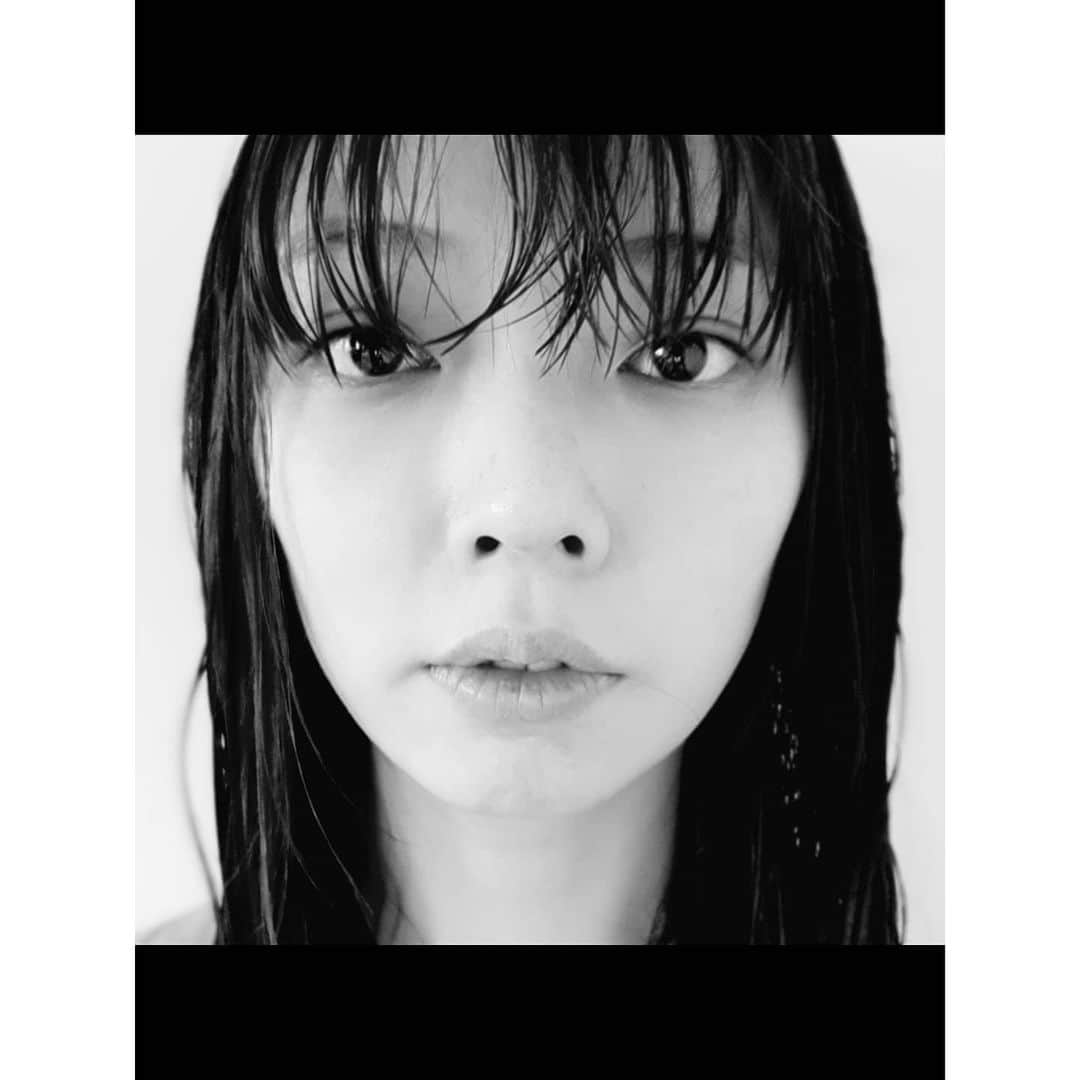 ハン・ウンソンさんのインスタグラム写真 - (ハン・ウンソンInstagram)「. #natural #wet #shootingphoto  . . 작품을 준비하면서 메이크업을 하지말라는 이야기를 들었다. 그래서 한 컷 찍어봄. . . #nomakeup #actresslife  . . . . . . . #daily #photoghraphy #photographer #photographylovers #blackandwhite #portraitphotography #challengeaccepted #dailyportrait #thanksgod  . . . . #은선그램 #사진 #작업스타그램 #쌩얼 #감사그램 #배우그램 #Kactress #picoftheday #instapicture #kstyle #onlyjesus」8月6日 20時48分 - han_esun