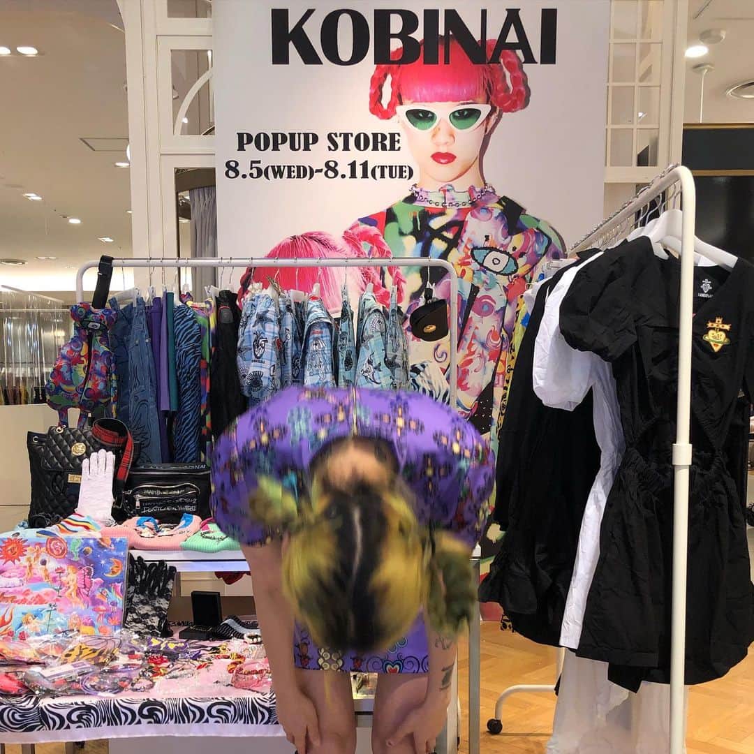 MAIMI☻KOBINAIのインスタグラム：「阪急うめだ本店POPUP 私は2日間でしたが🎨ペイントイベントに沢山来ていただき、ありがとうございました！普段会うことができないfamilyと話したりできてかなりパワーと愛をいただきました。これを食って生きます！superありがとう！ 阪急うめだ本店POPUPは8/11までです！本当にありがとう。 maimi」