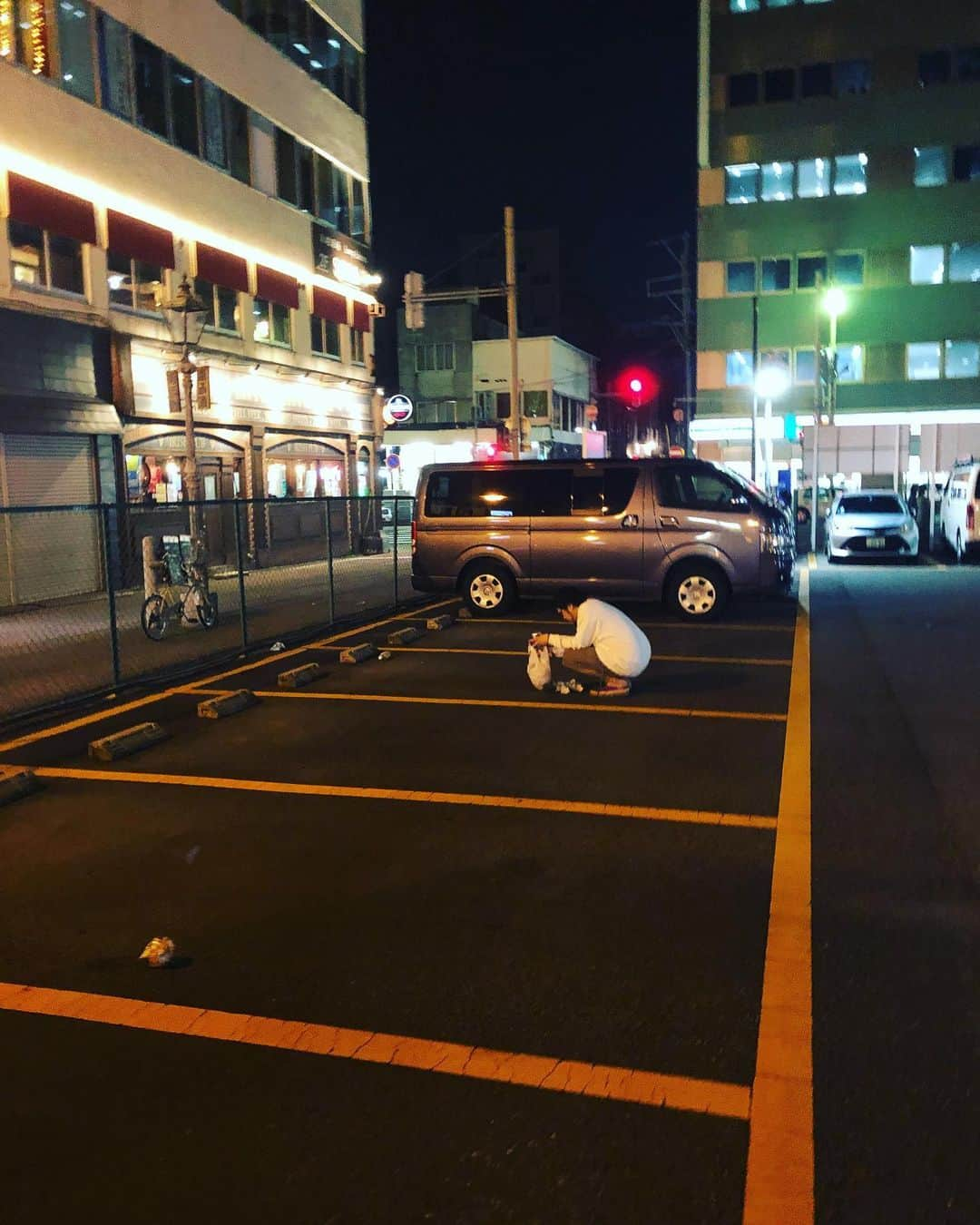 マッスル坂井さんのインスタグラム写真 - (マッスル坂井Instagram)「澁谷大輔、古町の駐車場にて自主的にゴミ拾い。この夏はリアルボランティアですよね。」8月6日 20時49分 - super_sasadango_machine