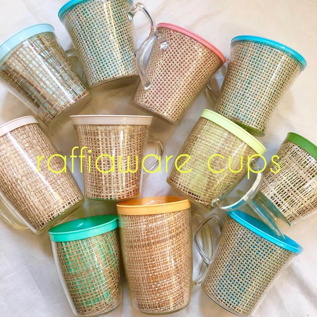 NUTTY Vintage&Collectibleのインスタグラム：「🌴NEW ARRIVAL🌴  ☑︎50's-60's colorful raffiaware cups  ラフィア素材が閉じ込められた涼しげなマグカップ🌺 ラフィアとはラフィア椰子の葉から採れる天然繊維のことで、夏らしさを引き立てるデザインが素敵です。  プラスティック製ですので日常的に使いやすく、汗もかかないので夏場にぴったり☀️  物を落としやすいお子様用のカップとしてや、キャンプなど屋外でのテーブルウェアでも使えそうですね🏕  📮ONLINE STOREにてお買い求めいただけます📮 【~8/16まで全国一律送料無料】  🛒〜〜〜〜〜〜〜〜〜〜〜 SUMMER SALE LINE UP 〜〜〜〜〜〜〜〜〜〜〜〜🛒 🎟30%~50% OFF TICKET SALE 💎VINTAGE JEWELRY : EVERYTHING 10%OFF 🛀EVERYTHING ¥1000 BATHTUB 📮ONLINE STORE SHPPING FREE 〜〜〜〜〜〜〜〜〜〜〜〜〜」