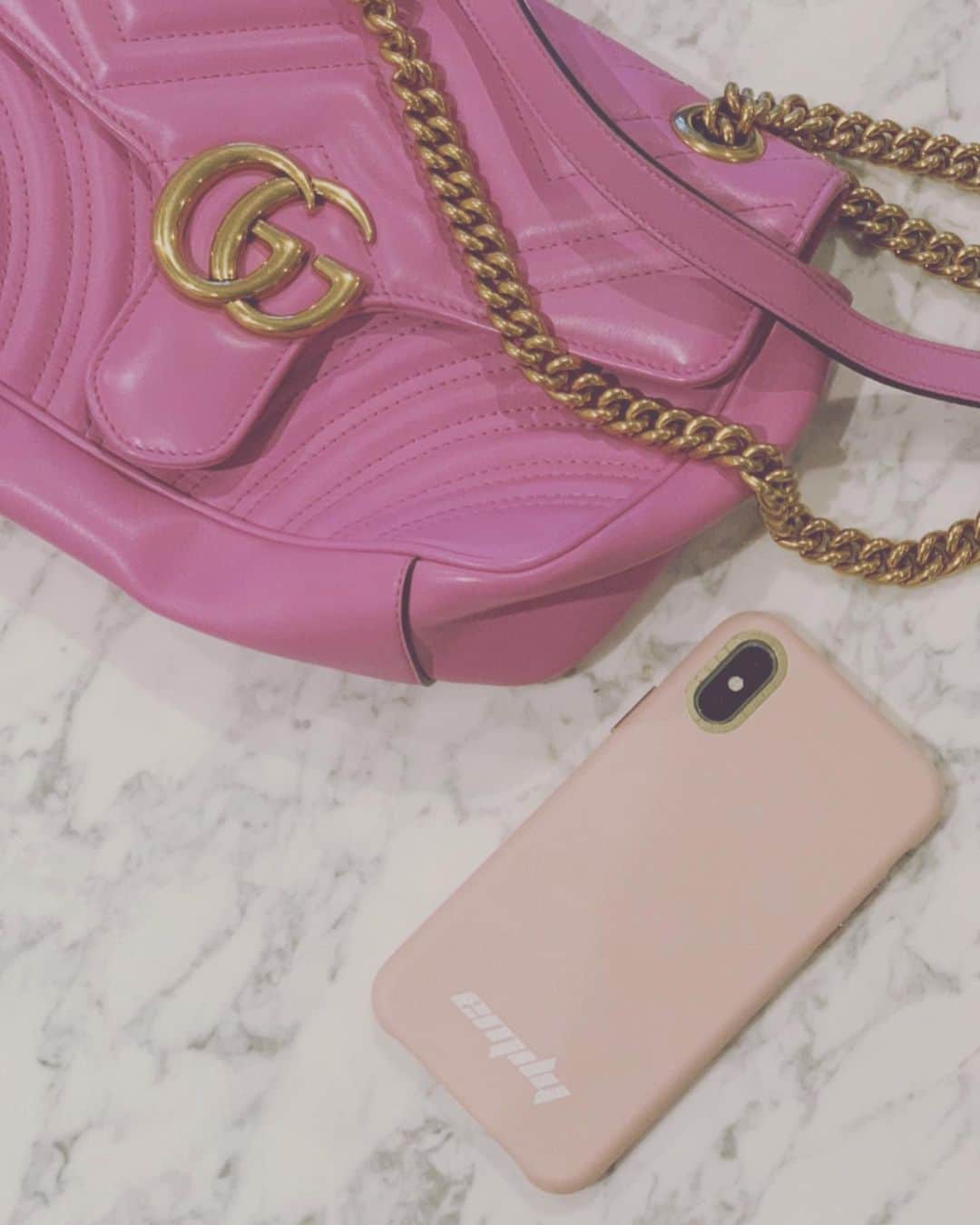 絵美里のインスタグラム：「New @casetify_jp iPhone Case🤍  今日は暑くて外にいると頭がぼーーーっとしてくるね🥤💦💦 . . . . . . #casetify  #stateyourcase  #gucci #ggmarmont」