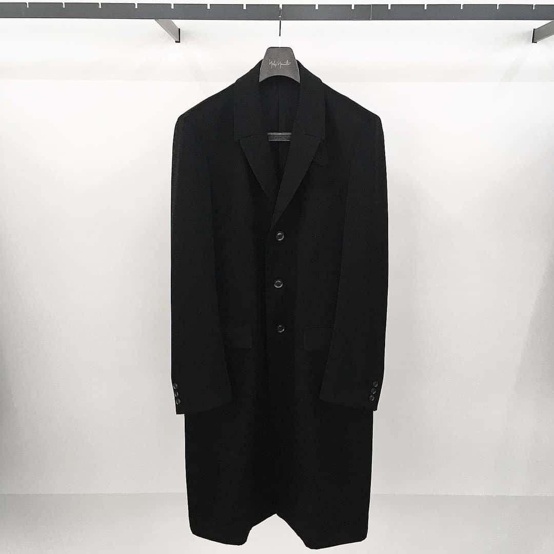 エリミネイターさんのインスタグラム写真 - (エリミネイターInstagram)「20AW Yohji Yamamoto POUR New Collection has arrived at ELIMINATOR. . “SMOKING NO?” ▪︎Chesterfield Coat Price : ¥134,000 ( without tax ) . #yohjiyamamoto #yohjiyamamotopourhomme #yohjiyamamotohomme #blackscandal #20aw #aw20 #aw20collection #japanesedesigner #art #work #newcollection #highsnobiety #mensfashion #menswear #eliminator #tokyo #daikanyama #streetfashion #streetstyle #chestercoat #chesterfieldcoat #black」8月6日 15時36分 - eliminator_tokyo