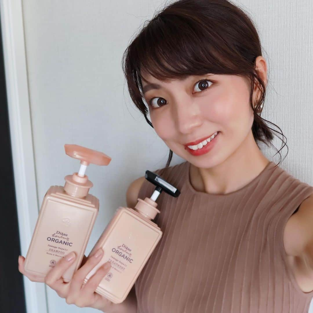 筧沙奈恵さんのインスタグラム写真 - (筧沙奈恵Instagram)「周りでも愛用者の多いダイアンのシャンプー！ ・ コスメキッチン @cosmekitchen とコラボした『ダイアンオーガニック』　@dianebonheur が誕生しました ✨ ・ ダイアンオーガニックは、地球環境に配慮した「サスティナブル」や開発途上国の児童労働の撤廃や女性の地位向上・自立支援に繋がる「フェアトレード」も大切にしているそう。 ・ レジ袋削減の取り組みなどもあり、日本中の意識が上がってきた中、これからのもの選びは、そういうところも大切にしていきたいなと感じます😌 ・ ☑︎ 速乾タオル付きシャンプー&トリートメントセット　ローズ&ネロリ／DianeORGANIC パッケージが宝石みたいで可愛い❤️ポンプの部分も凝っていて、お風呂に置いておくだけで気分が上がります😍 ・ オーガニックシャンプーによくあるきしみ感は感じず泡立ちもよく、使い心地がいいです。 ローズ＆ネロリは、甘さのある爽やかな香り❤️ローズ＆ネロリはダメージリペアシリーズなので、毎日コテを使う私にピッタリです。 ・ ちなみに、もう一つのベルガモット＆セージの香りは、モイスト＆スムースタイプです🍊 ・ 乾かしたあとは、サラサラ感もありつつ保湿がしっかりされていることも実感😌 ・ くすみカラーでおしゃれな速乾タオルもついているので、プレゼントにもよさそうです🎁 ・ #ダイアンオーガニック #dianeorganic #コスメキッチン #cosmekitchen #ビープルバイコスメキッチン #bioplebycosmekitchen #サスティナブル #フェアトレード　#オーガニックシャンプー　#オーガニックコスメ　#新商品」8月6日 15時46分 - sanaekakei