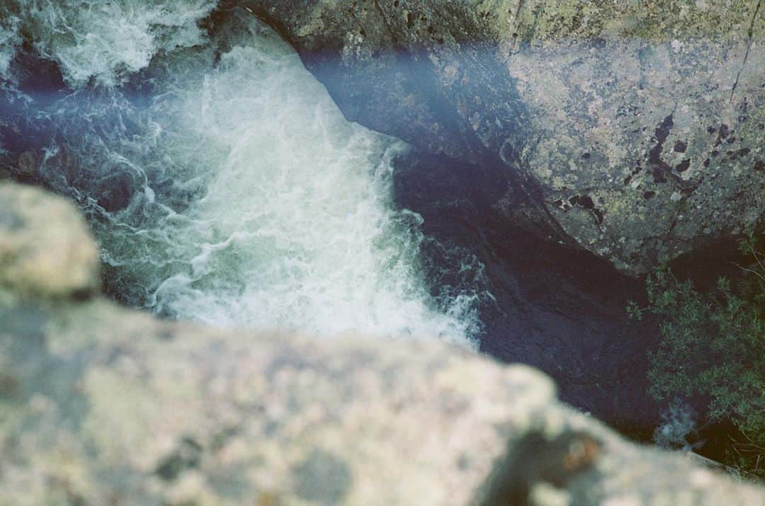 松島エミのインスタグラム：「A beautiful creek & waterfall in Colorado✨ .  #ロードトリップ#アメリカ旅行#フィルム#ライカ#roadtrip#film#shootfilm#leicaphotography#portra400#naturephotography#filmphotography#usroadtrip#easttowest #leicam6 #leica #creek#waterfall」