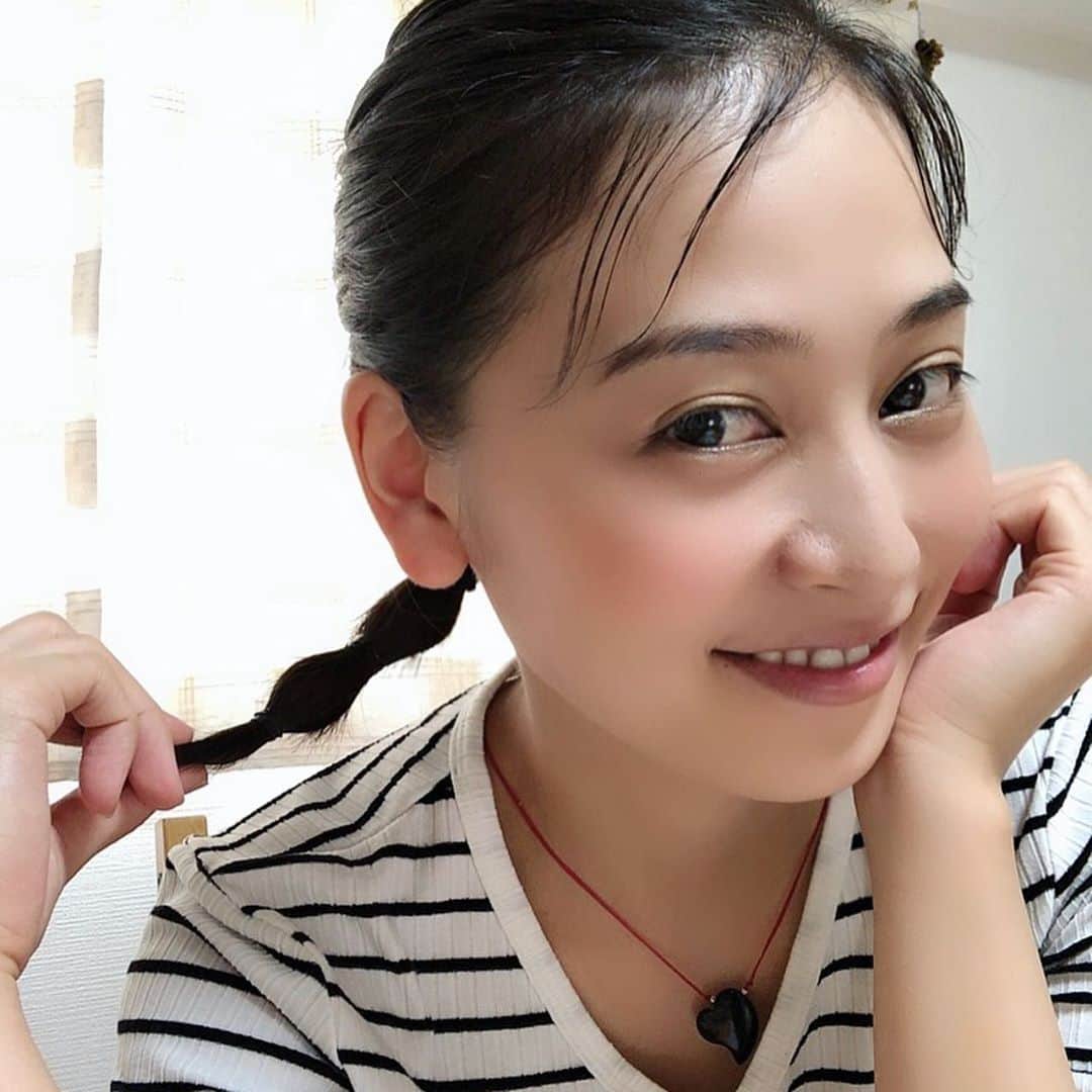 のインスタグラム：「﻿ おうちで﻿ リモート打ち合わせ🖥🧐✨﻿ ﻿ ﻿ ﻿ ﻿ なんか﻿ よく﻿ ヘアメイクさんがしてくれる﻿ この髪型、﻿ なんていうの？？？✂︎﻿ ﻿ 子供の日のちまきみたいなやつ！﻿ ﻿ ﻿ ﻿ ﻿ そんで﻿ 最近、﻿ 産毛を活かしたアレンジが﻿ 流行ってるらしいので﻿ ワックスで﻿ 濡れ髪風にしました♡﻿ 水で濡れてんじゃないですよ😅﻿ セットですー！﻿ ﻿ 私のこの﻿ 大量の産毛が﻿ 活かされる時代がくるとは笑！﻿ 困っていたのでうれしい限り♡﻿ ﻿ ﻿ ﻿ どちらも﻿ 最近ヘアメイクさんに﻿ よくしてもらう髪型だす🤩🤩🤩✨﻿ ﻿ ﻿ #ヘアメイク﻿ #髪型﻿ #ヘアアレンジ﻿ ﻿ ﻿ ﻿ ﻿」