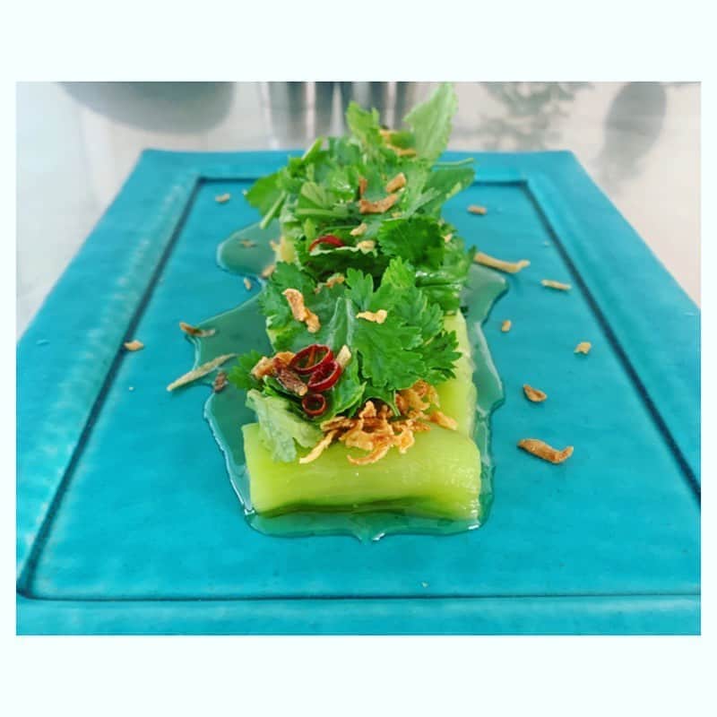 市橋有里のインスタグラム：「【小笠原の島野菜】 ガパオ バナナの花のアジアンサラダ バジルソース の次は島茄子で 翡翠茄子のパクチーソースがけ やっぱりアジアがよく合う🌺 これまた夏にぴったりのおつまみだ😋 アントシアニンたっぷりの剥いた皮は余さず金平にして♪ ・ #小笠原諸島 #島野菜 #島茄子 #アジアンサラダ #パクチー #デトックス #抗酸化作用  #アントシアニン #小料理屋あり」