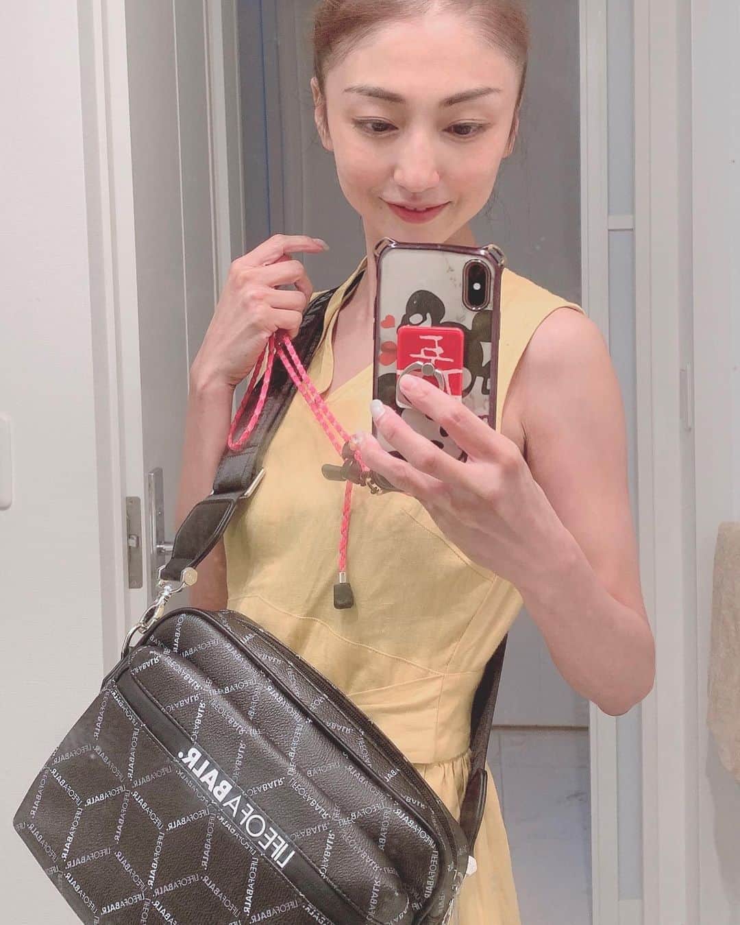 のインスタグラム：「@balr_jpn の展示会！ 可愛いものたくさんあり過ぎて悩んだー！ オーダーしたので届くの楽しみ！ こちらのバッグもGETしたよー！ @ami_nakagawa_  @balr_jpn  @balr  #中川愛海 #一日一回カンパイ #balr #balr」
