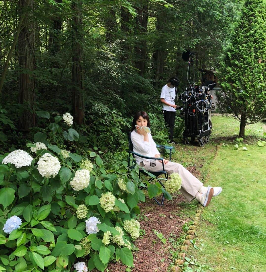 石田ゆり子さんのインスタグラム写真 - (石田ゆり子Instagram)「暑い… 蒸し暑い… 日本の夏は蒸し暑い。 絶賛撮影中。 ゆりごろう がんばっています。」8月6日 15時53分 - yuriyuri1003