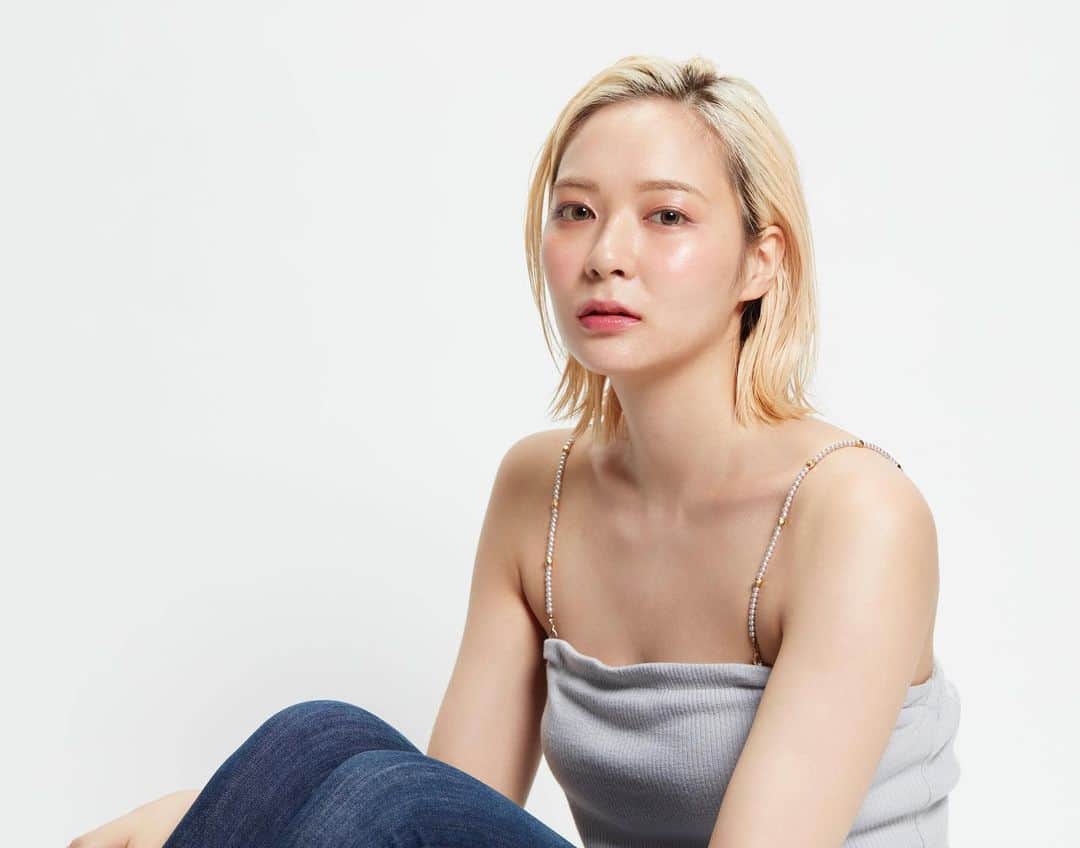 井咲アキのインスタグラム：「💞 モデルの仕事って、結構髪色と髪型に厳しくて、 ショートはダメとか、茶髪はダメとか、 いろいろあるんだけど、 似合ってれば良くない？って正直思う😂 むしろショートの方がいい人もいれば、 茶髪とか金髪の方が似合う人だっているのに。 どーして型にはめようとするんだろう？ ましてや今の時代の流れはそんな考え方じゃ、 一つ抜き出ることなんてできないのに。 そして反発したい気持ちがあるのに、言われた通りに その型にはまろうとするのもダサいし、 何よりもったいない！！ 仕事だからとか、現実的にとか、 いろんな事情はもちろんあるけど、 その前にまず1人の人間で1人の女。 人生一度きりしかないんだから、 もっと自由に生きたらいいと思う！！ 自分らしく生きてる私を認めてくれて、 大切にしてくれる人を信じよう。 そして自分の素直な気持ちを信じよう。 自分中心に、我がままに生きていいんだ！！ ・ ・ ・ #自分らしくあれ　#座右の銘 #金髪#金髪ショート#金髪ボブ #ハイトーン#ホワイトブロンド #好きに生きよう#自由に生きよう ・ ・ ・ 📷Photographer:Motonori Matsuoka (studio self) 💄Hair makeup:Tomomi Kawano (@_san_chan )」