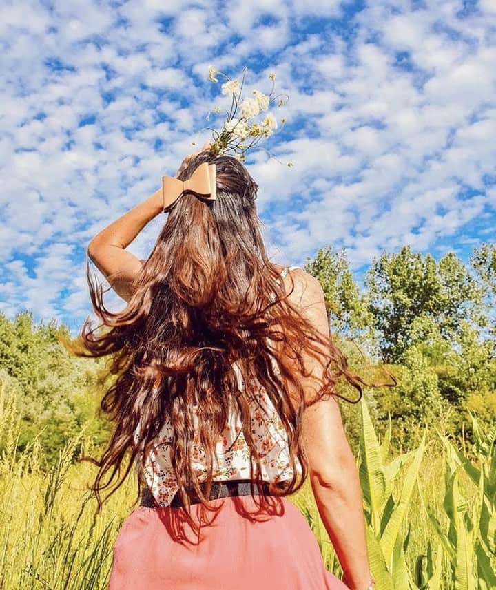 Melvita Officialのインスタグラム：「Envie d’une belle chevelure cette été ? Voici quelques conseils ✨  🌞 Préparer : utilisez un après shampoing après chaque lavage 🌞 Protéger : appliquez une huile de protection à renouveler plusieurs fois dans la journée. Idéalement, portez un chapeau, une casquette ou un foulard pour protéger vos cheveux des rayons UV 🌞 Hydrater: appliquez un masque et de l’huile de coco bio sur vos pointes tous les jours  Dites nous en commentaire si vous avez des secrets pour embellir vos cheveux en été! 🌻  Merci à @miaritz pour cette jolie photo pleine de couleurs de bonnes énergies!  #melvita #summer #holidays #soins #cheveux #certifiésbio #selfcare #lesbonsreflexes #naturel #huilebio #protection」
