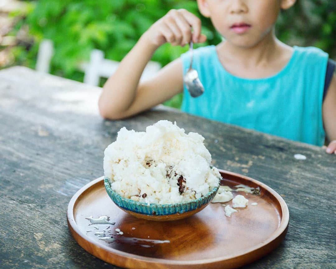 セソコマサユキさんのインスタグラム写真 - (セソコマサユキInstagram)「父ちゃんの仕事のお手伝い、と言うことで３つもかき氷を食べましたとさ。  #沖縄 #移住 #子育て #喫茶ニワトリ #かき氷」8月6日 16時00分 - sesokomasayuki