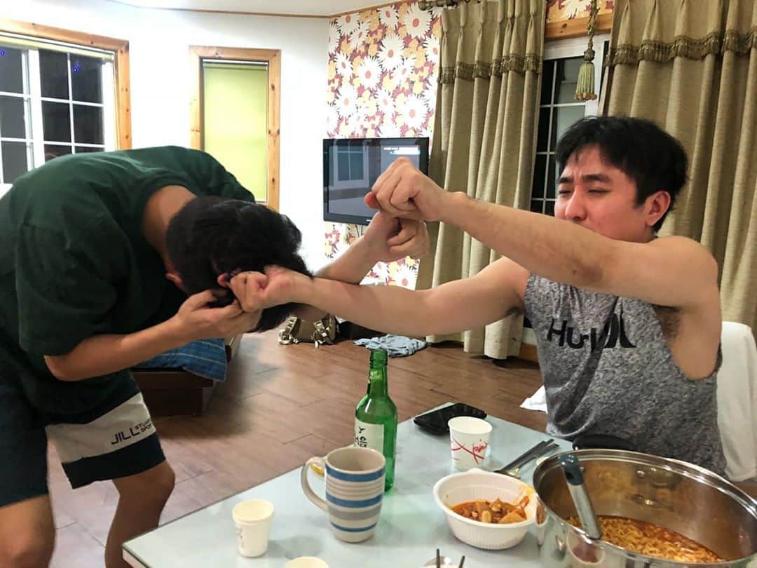 ホ・ジョンミンのインスタグラム：「친구들과의 여행 술자리의 끝은 머리끄랑이질 싸움」