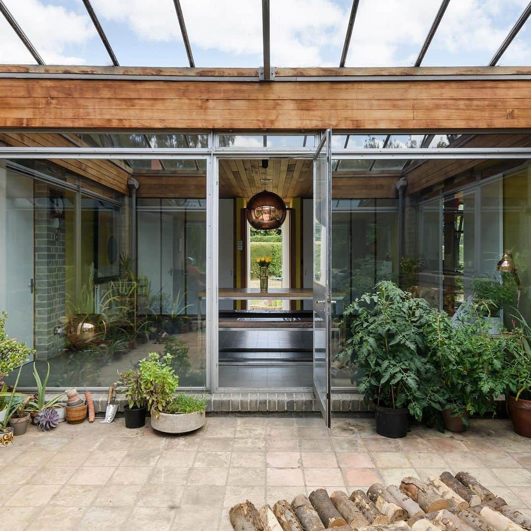 The Modern Houseさんのインスタグラム写真 - (The Modern HouseInstagram)「Today we have the pleasure of visiting interior stylist and The Modern House viewing assistant @brigitte_dangelo at her John Penn-designed home in Suffolk. The house near Rendham forms one of Penn’s nine ‘temple’ houses, so-called because of the classical symmetry he picked up working for Richard Neutra in California and installed into his designs. Head to our Stories to read more on life in the 1960s home.」8月6日 16時02分 - themodernhouse