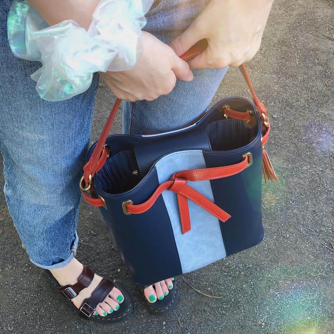 のインスタグラム：「💙🧡💙 ⠀ ⠀ #刀剣乱舞-ONLINE- 山姥切国広 (極) モデルの大人可愛いバッグ👜 ⠀ しっかりとしたマチや深さがあり、 500mlのペットボトルを縦にも収納できます🙆‍♀️ ⠀ 内装にはストライプ柄を使用し、 さりげなくキャラクターらしさを表現✨ ⠀ スタイリッシュでユニークなデザインは やっぱり欲しくなっちゃう😍💘 ⠀ ⠀ ⠀ 🥳スパグルからのお知らせ🎙️ ⠀ 1つ前の投稿にて こちらの #刀剣乱舞 コラボバッグを プレゼントするキャンペーンを開催中！🐈 ⠀ 気になる方はCHECKしてみてください✅」