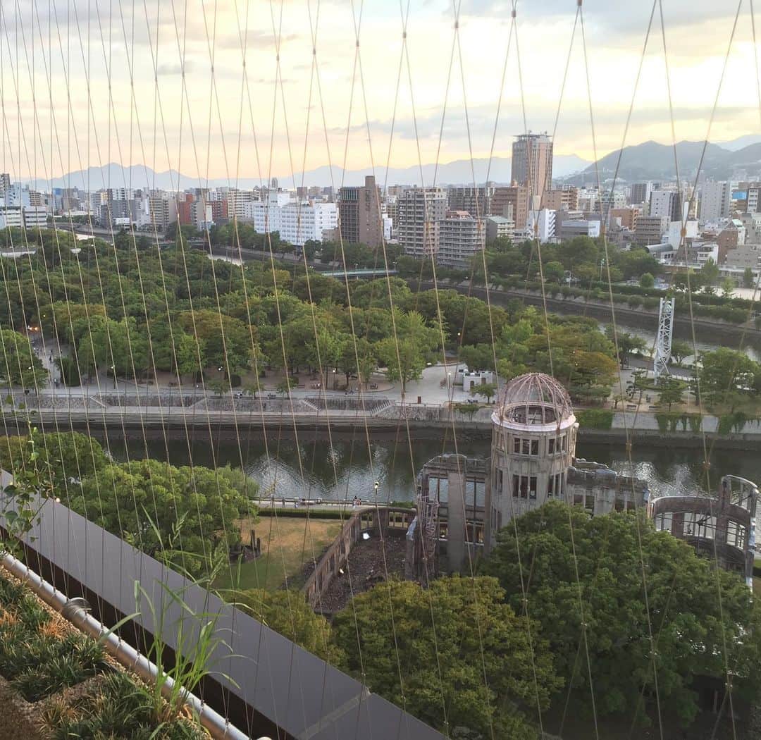 佐藤寿人さんのインスタグラム写真 - (佐藤寿人Instagram)「8月6日 広島にとって特別な日。  広島で生活するようになってから、平和について考える機会が増えた気がします。 子供達も広島で生まれ、育ち、平和について考える機会が自然とある環境だったと思います。  今は広島を離れていますが、これからの未来を作るのも今をどう生きるか。  写真は4年前にオープンした『おりづるタワー』から見る広島の街並み。  75年先にもこの綺麗な景色でいられるよう、今を大切に。」8月6日 16時07分 - hisato_sato11official
