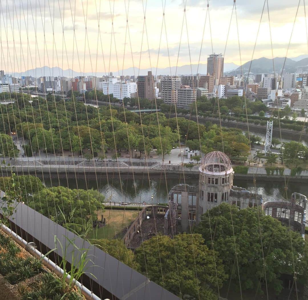 のインスタグラム：「8月6日 広島にとって特別な日。  広島で生活するようになってから、平和について考える機会が増えた気がします。 子供達も広島で生まれ、育ち、平和について考える機会が自然とある環境だったと思います。  今は広島を離れていますが、これからの未来を作るのも今をどう生きるか。  写真は4年前にオープンした『おりづるタワー』から見る広島の街並み。  75年先にもこの綺麗な景色でいられるよう、今を大切に。」