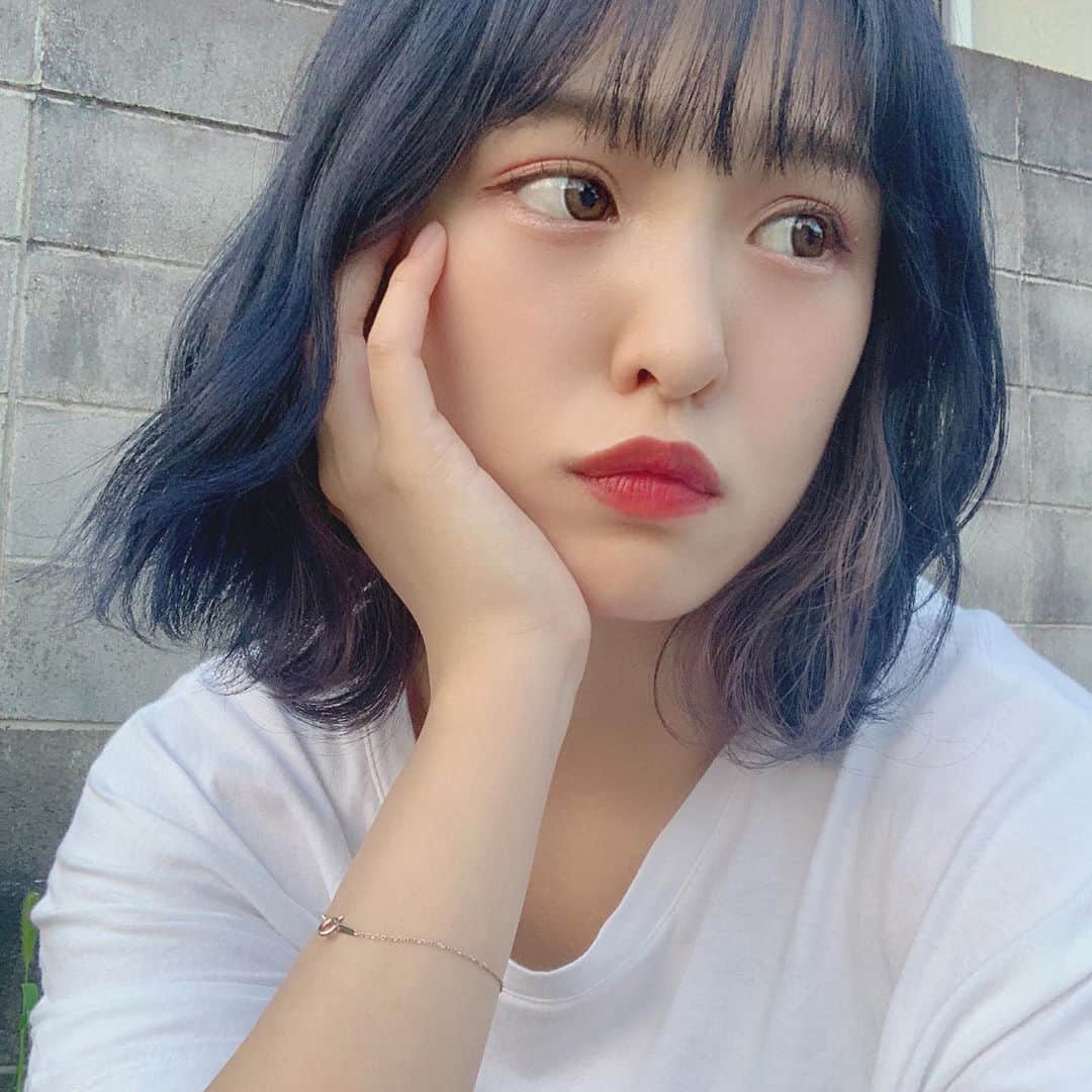 山田菜々美のインスタグラム：「. 🆕🦋👩🏻 . #髪色 #カラー #ブルーブラック  #インナーカラー」