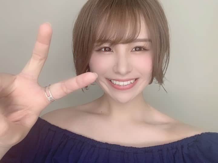 あすぽんのインスタグラム：「↩︎ . これもう6月後半か、、 早いなー🥺 バタバタしてたらもう8月🌴！！ インスタ全然投稿出来てなかった！ 梅雨もあけて鬼暑いけど みんな水分とって熱中症気をつけてね😩🍹 . . . さーて、今日は 伸びてきた髪の毛切ってくるよん♥️ . . . #ショートヘア#アレンジショート #ショート女子#サロモ#カットモデル #likeme#followme」