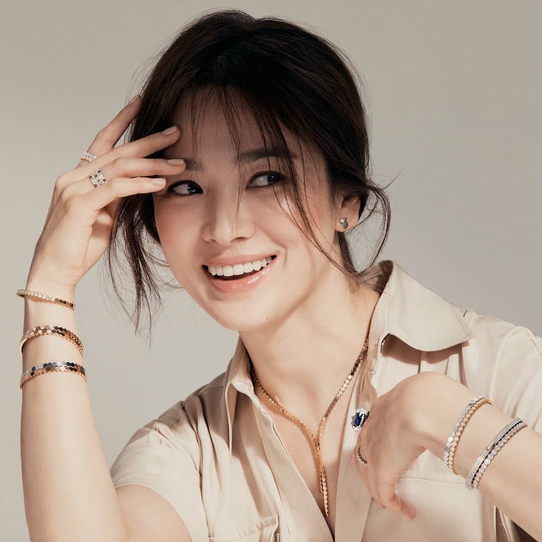 Chaumetさんのインスタグラム写真 - (ChaumetInstagram)「New Bee My Love campaign starring friend of the Maison @kyo1122. Wearing with natural elegance an accumulation of graphic Bee My Love jewels, Kyo embodies Chaumet’s unique spirit of Grace and Character. #Chaumet #BeeMyLove #StackingChaumet #GraceandCharacter #CelebritiesinChaumet」8月6日 16時20分 - chaumetofficial