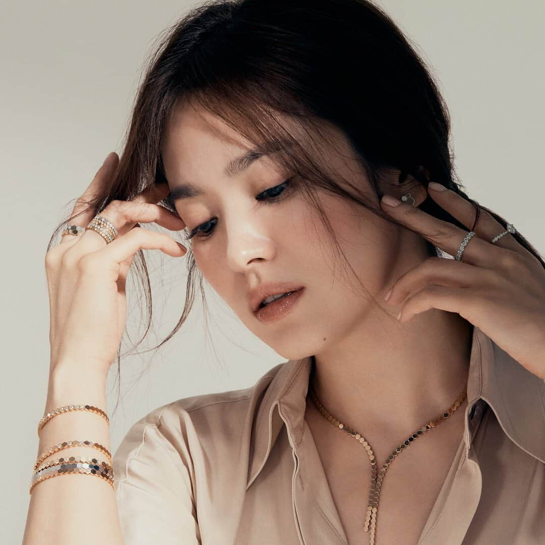 Chaumetさんのインスタグラム写真 - (ChaumetInstagram)「New Bee My Love campaign starring friend of the Maison @kyo1122. Wearing with natural elegance an accumulation of graphic Bee My Love jewels, Kyo embodies Chaumet’s unique spirit of Grace and Character. #Chaumet #BeeMyLove #StackingChaumet #GraceandCharacter #CelebritiesinChaumet」8月6日 16時20分 - chaumetofficial