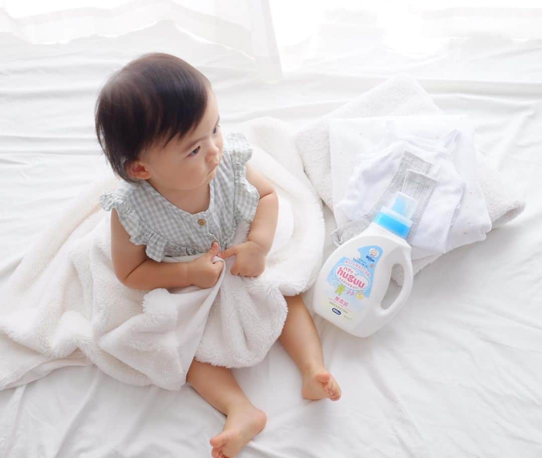 Keikooooooのインスタグラム：「あのミルトンブランドから出ている“huguu（ハグゥ）”という赤ちゃん用洗たく洗剤を使ってみました♡  赤ちゃんが使うものだから、無添加でデリケートな赤ちゃんに触れるファブリックに安心して使えるもので、しかも汚れ落ちもしっかり落としてくれるものが良いですよね♡ これはどちらも叶えてくれるものでした✨  洗浄成分が植物性のものだったので、安心して使えるのと、柔軟剤なしでもふんわり仕上がりでオススメです♡  #PR#huguu#ハグゥ#ミルトンブランド#女の子ママ#洗濯#ベビーグッズ#赤ちゃん用洗濯洗剤」
