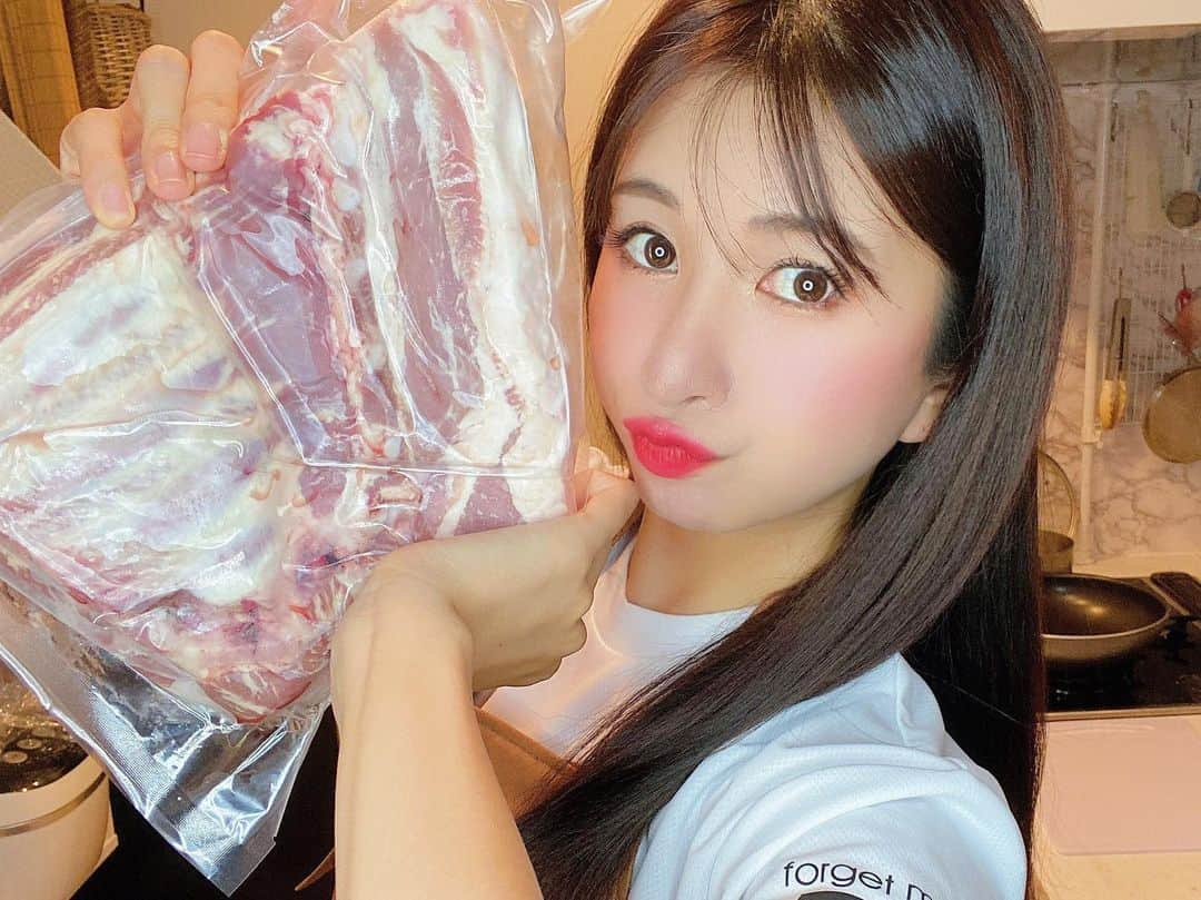 中村江莉香さんのインスタグラム写真 - (中村江莉香Instagram)「@lyb_buta YES!!!!🐖 今回も大胆に調理❗️三度目の挑戦状⁈笑(詳しくは過去にもYouTubeで作って激しく食べてます🐷笑) 食べ尽くす、かぶりつく...もぐもぐえりか🐷今回も新しく#YouTube お楽しみに〜❤️#スペアリブ最高 😊‼︎ チルドでそのまま直送💯 @fujiboku 🥓🍖🥓長時間煮込まず、サッと焼いてワイルドに‼︎ 柔らかくてジューシーよ🐖 @butaniqun さんいつもありがとうございます‼︎早く #米江莉香 @kome_erica_official と共に食べたいーっ🥶💕 ・ #食にこだわる #食と向き合う大切さ  #飲食店応援 #米農家 #お米作ってます #コラボ募集 #山形県 #米沢市 #byokitama #オンラインサロン #えりファミ #無農薬玄米 #無農薬白米 #玄米ご飯 #食べて繋がる #食育 #豚肉の栄養 #ビタミンB1 #免疫力アップ #免疫力を高める #豚肉パワー #lyb豚 #お取り寄せグルメ #美味しいお肉 #繋がる想い🍀」8月6日 16時26分 - erica_nakamura