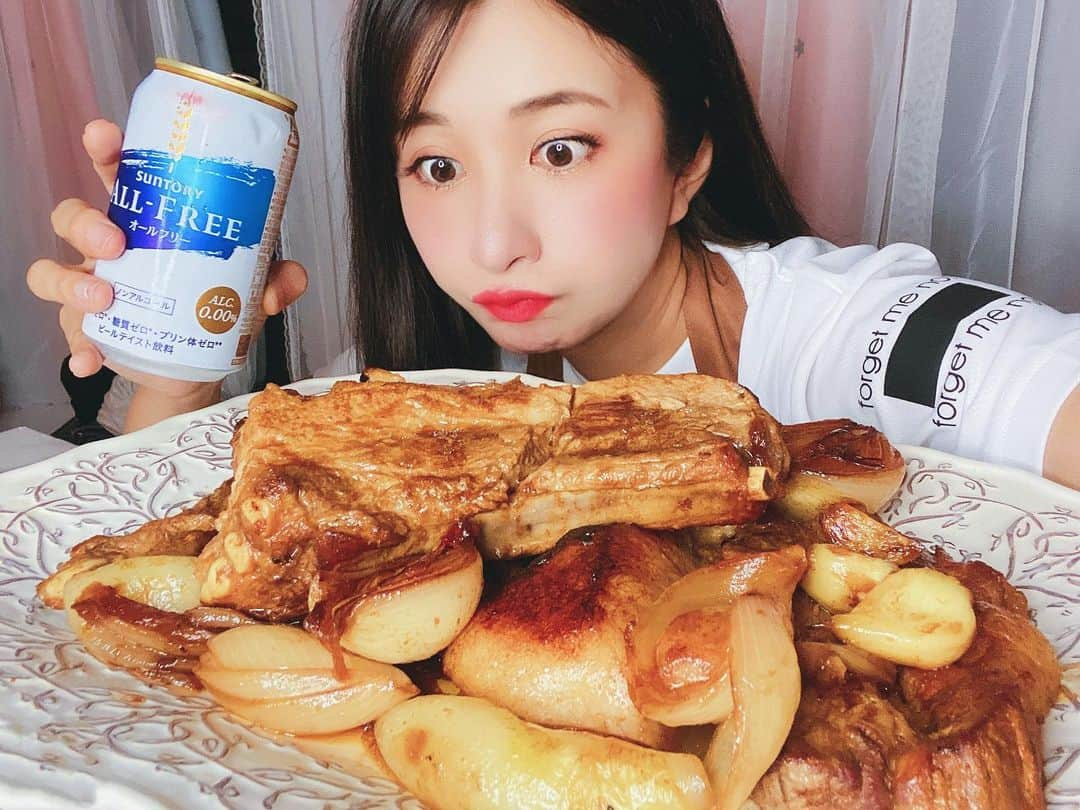 中村江莉香さんのインスタグラム写真 - (中村江莉香Instagram)「@lyb_buta YES!!!!🐖 今回も大胆に調理❗️三度目の挑戦状⁈笑(詳しくは過去にもYouTubeで作って激しく食べてます🐷笑) 食べ尽くす、かぶりつく...もぐもぐえりか🐷今回も新しく#YouTube お楽しみに〜❤️#スペアリブ最高 😊‼︎ チルドでそのまま直送💯 @fujiboku 🥓🍖🥓長時間煮込まず、サッと焼いてワイルドに‼︎ 柔らかくてジューシーよ🐖 @butaniqun さんいつもありがとうございます‼︎早く #米江莉香 @kome_erica_official と共に食べたいーっ🥶💕 ・ #食にこだわる #食と向き合う大切さ  #飲食店応援 #米農家 #お米作ってます #コラボ募集 #山形県 #米沢市 #byokitama #オンラインサロン #えりファミ #無農薬玄米 #無農薬白米 #玄米ご飯 #食べて繋がる #食育 #豚肉の栄養 #ビタミンB1 #免疫力アップ #免疫力を高める #豚肉パワー #lyb豚 #お取り寄せグルメ #美味しいお肉 #繋がる想い🍀」8月6日 16時26分 - erica_nakamura