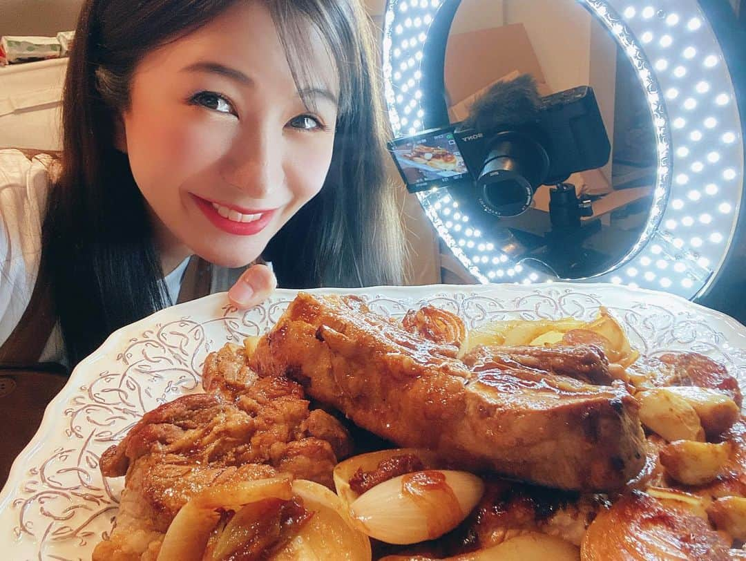 中村江莉香さんのインスタグラム写真 - (中村江莉香Instagram)「@lyb_buta YES!!!!🐖 今回も大胆に調理❗️三度目の挑戦状⁈笑(詳しくは過去にもYouTubeで作って激しく食べてます🐷笑) 食べ尽くす、かぶりつく...もぐもぐえりか🐷今回も新しく#YouTube お楽しみに〜❤️#スペアリブ最高 😊‼︎ チルドでそのまま直送💯 @fujiboku 🥓🍖🥓長時間煮込まず、サッと焼いてワイルドに‼︎ 柔らかくてジューシーよ🐖 @butaniqun さんいつもありがとうございます‼︎早く #米江莉香 @kome_erica_official と共に食べたいーっ🥶💕 ・ #食にこだわる #食と向き合う大切さ  #飲食店応援 #米農家 #お米作ってます #コラボ募集 #山形県 #米沢市 #byokitama #オンラインサロン #えりファミ #無農薬玄米 #無農薬白米 #玄米ご飯 #食べて繋がる #食育 #豚肉の栄養 #ビタミンB1 #免疫力アップ #免疫力を高める #豚肉パワー #lyb豚 #お取り寄せグルメ #美味しいお肉 #繋がる想い🍀」8月6日 16時26分 - erica_nakamura