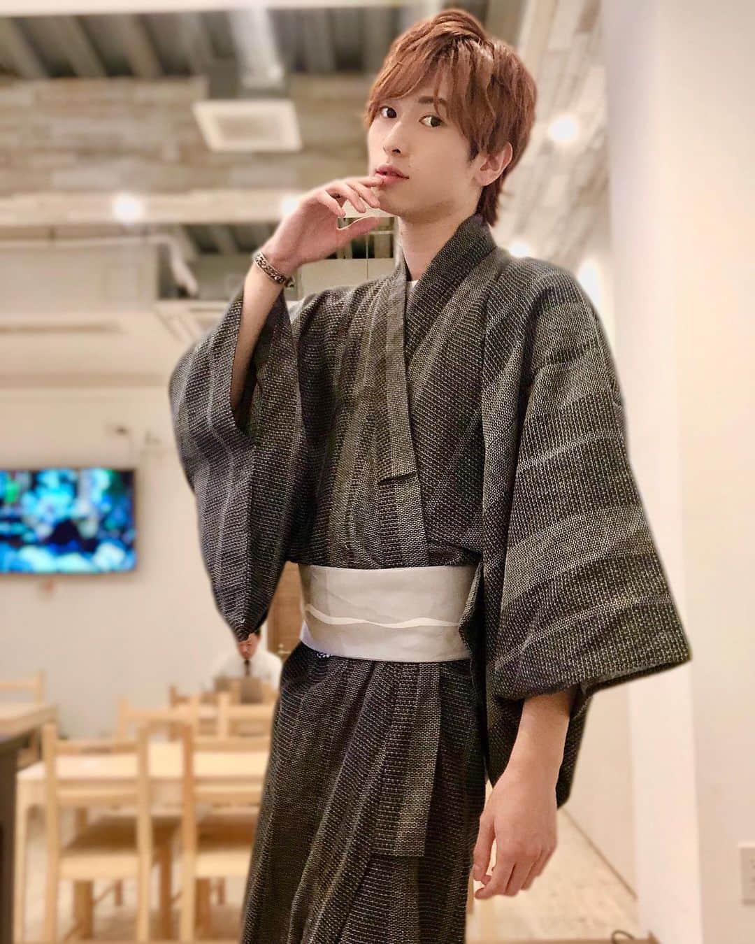 岡田鷹斗のインスタグラム：「なんだかんだ言ったって今年は室内だけど浴衣着れたな〜 浴衣男子ってどう〜？  #浴衣　#浴衣男子　#イケメン #夏　#followｍe  #コーデ #アイドル」