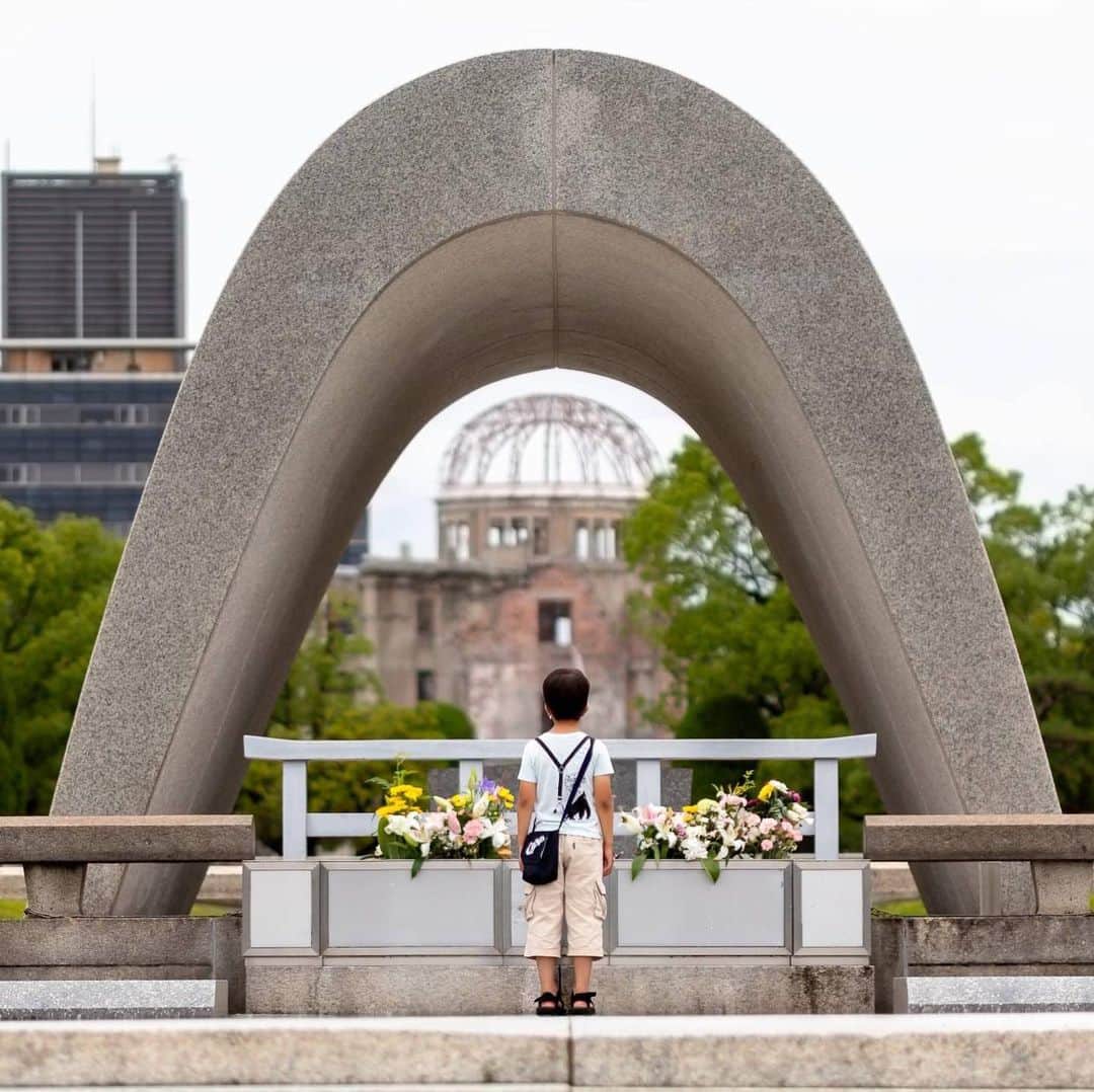 The Japan Timesさんのインスタグラム写真 - (The Japan TimesInstagram)「On this day 75 years ago, the city of Hiroshima was hit by an atomic bomb, killing an estimated 70,000 people. With the average age of A-bomb survivors now eclipsing 85, organizations are scrambling to document their experiences. Chisako Takeoka waited until 2012 to tell her child what happened: "I had never told my story to my family, or even to my daughter. However, more and more hibakusha were dying. I was afraid I wouldn’t have much time either..." she said. Click on the link in our bio for the full story. 📸 Peter Chordas . . . . . . #Japan #Hiroshima #news #history #wwii #japantimes #日本 #広島 #ニュース #歴史 #広島平和公園 #原爆ドーム #🕊」8月6日 16時33分 - thejapantimes