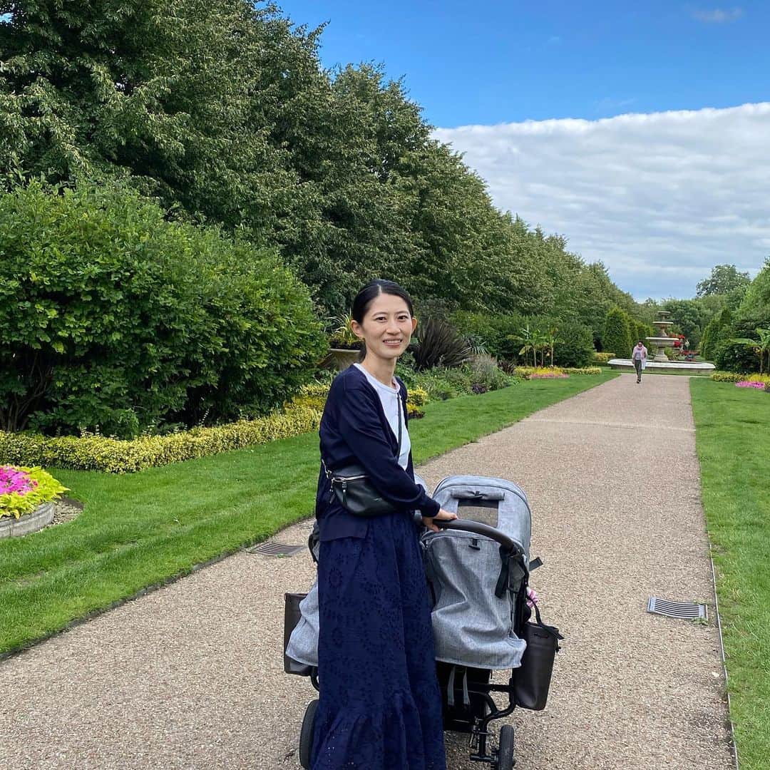 岡村仁美さんのインスタグラム写真 - (岡村仁美Instagram)「TBSアナウンサーの岡村仁美です。 昨年末に双子を出産し、現在育休中です。 先日、夫の赴任先であるロンドンに引っ越してきました🇬🇧 厳しい世の中ではありますが、家族で公園に行ったり街中を散歩したりとゆっくり過ごしています。 ロンドンでの日々を気ままに綴れたらと思いインスタを始めました。よろしければお付き合いください！  #インスタ始めました #ロンドン #育休中 #双子育児」8月6日 16時36分 - hitomi_okamura_