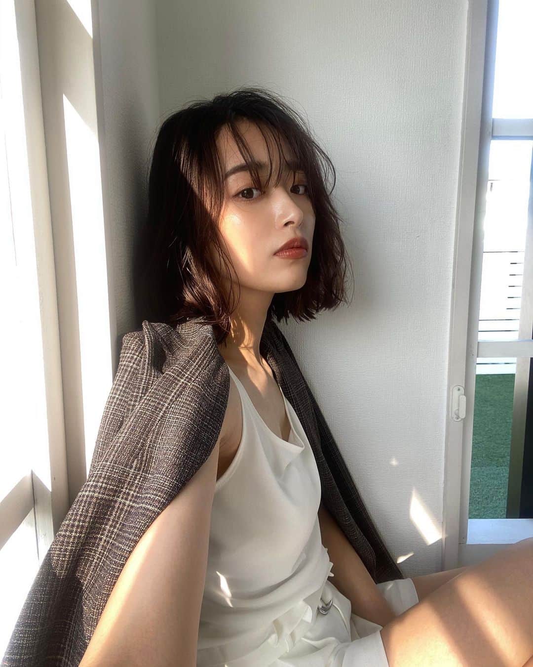 近藤千尋のインスタグラム：「今日は広告撮影📸❤️ たまにはカッコつけた顔の写真。笑😚 お天気気持ちいい〜🌼☺️」