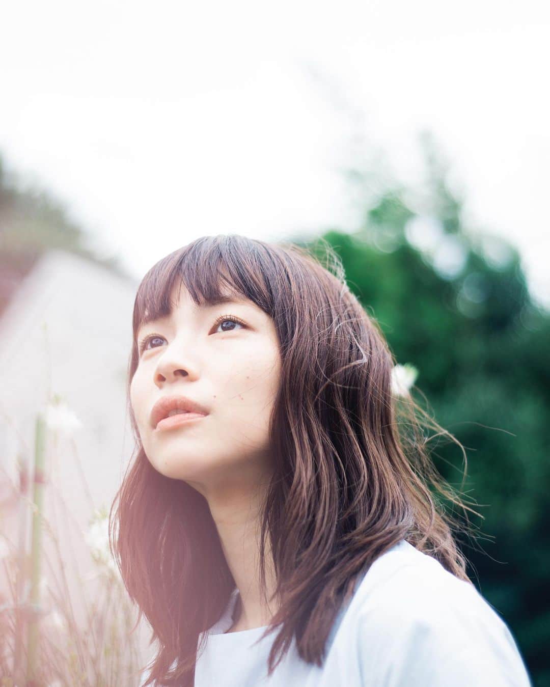 花盛友里のインスタグラム：「Shooting for @jamha_herblife   わたしの生活になくてはならないメディカルハーブ。（マリエン薬局の不眠解消ハーブを愛飲しております） そんな、メディカルハーブ検定のポスター撮影させてもらいました。 メディカルハーブにものすんごい助けて貰ってるから検定受けたいくらいだけど勉強苦手だから絶対無理やな、、、 すてきなハーブのテーブルスタイリングは初音さん。 @hatsunemushi サササッっとすごいスピードでこんなスタイリングできるのほんとすごい！！  こちらのポスター全国のいろんな駅で貼られてるみたいなので見つけたら写真送ってほしーよー！  モデルはようちゃん　@you_miyazaki  メイクは理恵さん　@rietomomori  曇り空でもいい日でした♡」