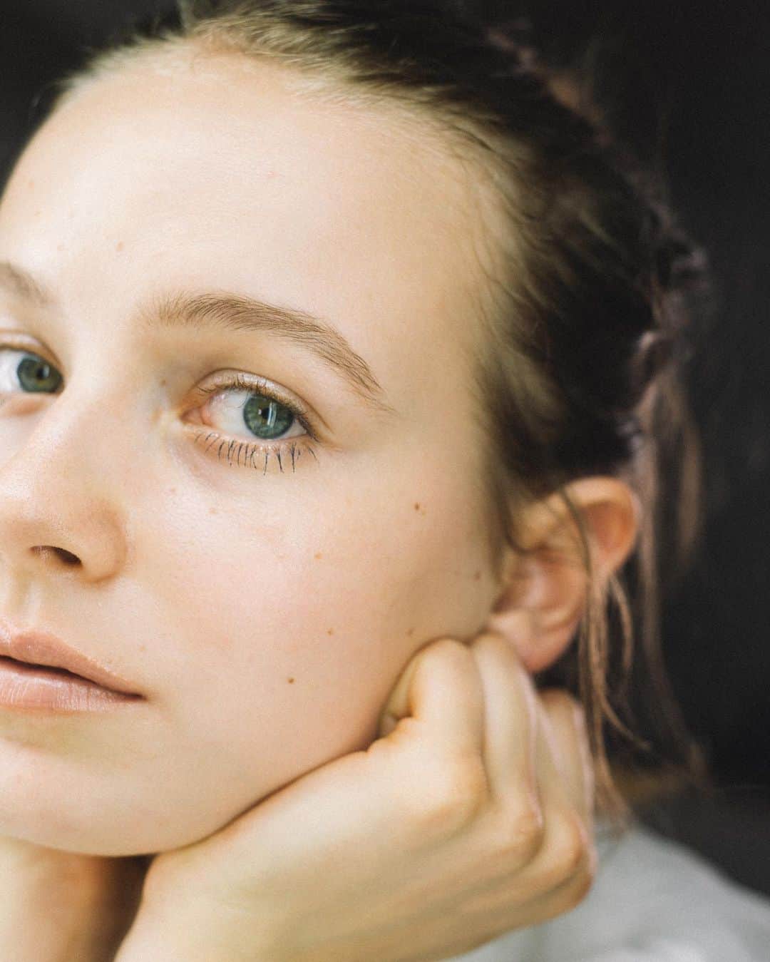 花盛友里のインスタグラム：「Shooting for @gisele.magazine  メイクちょちょっと変えるだけでほんと顔って変わるよねー！すごい！  大雨の日にキャッキャ言いながら楽しかった撮影の日。 木部さんが作ってきてくれたサンドイッチ美味しかったなぁぁぁ。」