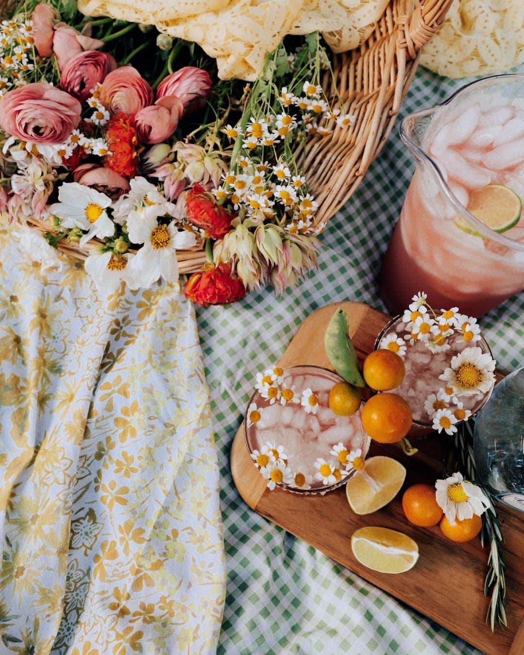 ジュリー・サリニャーナのインスタグラム：「what summer should always look like 💕」