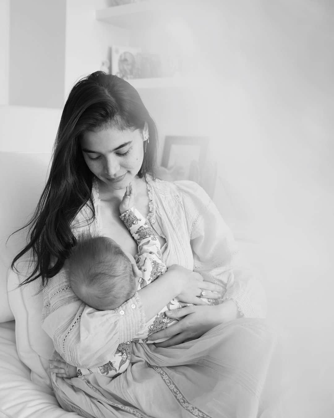 アン・カーティスのインスタグラム：「Women all across the globe are celebrating #WorldBreastfeedingWeek (Big hugs to all the mummas)🤱🏻  And this month, marks the 5th month of my ebf journey. I will share that it wasn’t an easy start (everyone has their own journey), but I didn’t give up because I know the benefits of breastmilk for babies. I wanted to give my little one the best nutrition I could ❤️  EBF is the most effective, complete & sustainable way of feeding babies from 0-6 months. If BF is continued beyond 2yo w/ giving babies appropriate & clean food from 6mon, this will help immune system, cognitive skills & brain development.  In the Philippines, the entire month of August is declared as Breastfeeding Awareness Month.   The theme for this year’s BF awareness month ay “I-BIDA ang Pagpapasuso Tungo sa Wais at Malusog na Pamayanan,” at may apat na mensahe ang temang ito para sa pagpapasuso ngayong panahong laganap ang COVID-19. 1st, “B” ay “bawal magpasuso nang walang mask kung may sintomas o exposure sa COVID-19.” Please remember that one cannot get COVID from breastmilk. The virus is transmitted through droplets or air. If moms are not sure of their COVID status or they have symptoms or are exposed to COVID, it is a must to wear a mask. It is important to practice & maintain the Infection Prevention & Control (IPC) measures at home & in the community.   2nd, “I” ay “i-sanitize ang mga kamay bago magpasuso.” Please ensure that moms are practicing good hygiene, hand washing, cleaning their bodies before their babies latch/feed. 3rd, “D” ay para sa “distansya ng isang metro mula sa iba kung magpapasuso,” or the practice physical distancing. 4th, “A” alamin ang mga tamang impormasyon tungkol sa pagpapasuso” especially now that there are several sources of information: we have to know the right sources. Breastfeeding will also minimize trash, garbage or waste. This will help preserve our healthy environment.  From myself, @unicefphils & Department of Health, happy breastfeeding awareness month!💙  I just wanted to add - to the mamas who truly tried their best but BF didn’t work for them, you do you. Making sure your baby is nourished is what matters the most ❤️」
