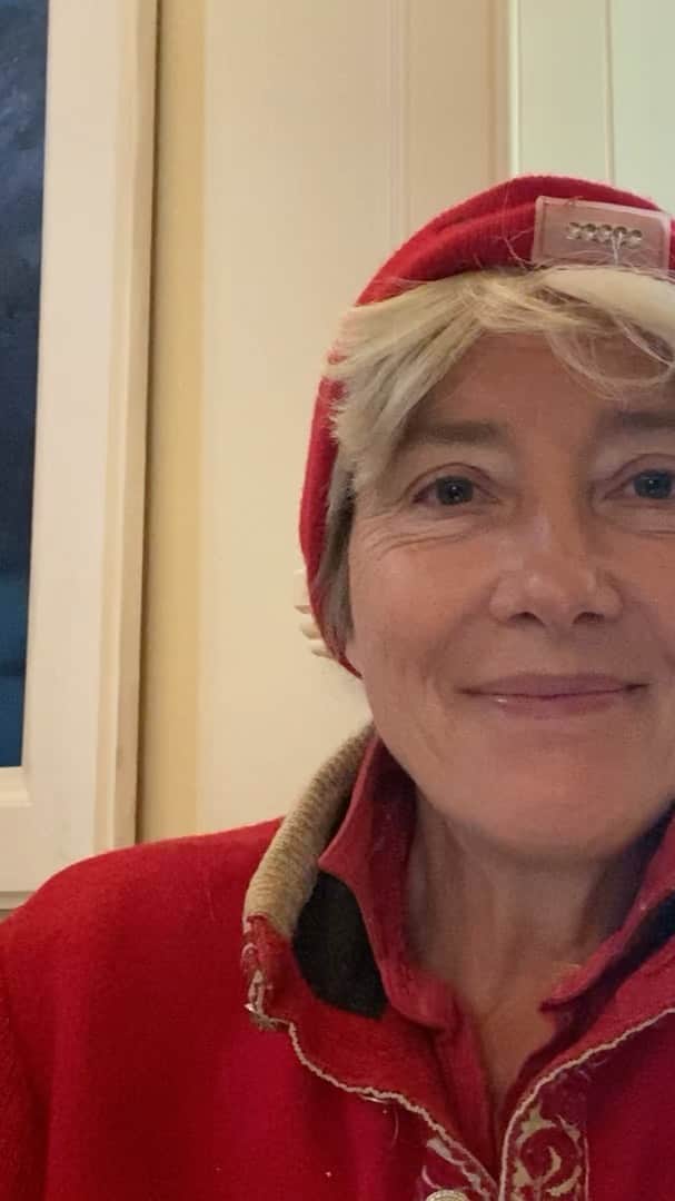 エミリア・クラークのインスタグラム：「The ever glorious and wonderful Emma Thompson reads “Kindness” by Naomi Shihab Nye. Emma would like to dedicate this poem to our future selves, who we will be after this pandemic. What a glorious sentiment that is, filled to the brim with hope. What we need, what we always need, most.  Here is the prescription as written in @thepoetrypharmacy @thepoetryremedy.   Condition: Need for Kindness  There are times in life when everything we thought we could rely on fails, and everything we have wanted for ourselves dissolves in front of us. There are times, also, when we are confronted with the same suffering in others. Faced with the sheer scale of the misery of the world, it can be agonizingly difficult to engage meaningfully- and all too tempting simply to harden our hearts against it.   Yet, as Naomi Shihab Nye tells us in this inspiring poem, those moments- hard as they are- are also an opportunity, if we will only dare to open our hearts. For it is only by reckoning with true sorrow and desolation that we can come to understand exactly how necessary, how life-preserving, kindess really is, and then move towards it. First, however, we must learn true empathy. ‘Kindness’, after all, is just another word for love- and once we’ve acknowledged that the pain of others is exactly as searing as our own, what can we do but love them? What can we do but try to ease their burden? As Nye so wonderfully suggests, nothing else makes sense.   This is a challenge. Even at our lowest points, we must not ignore the suffering of others: we must not allow the solipsism of personal misery to cut us off from the great cloth of human feeling. Yet it is also a consolation: if we reject that isolation, we can take comfort in knowing that whatever loss lays us bare will also bring us into the presence of kindness.   By looking pain in the eye, we can find the kindness needed to reach out not only to others, but to ourselves, as well. It will tie our shoes for us; it will lead us back into the world when everything else has abandoned us. So gaze unflinchingly into the bright light of loss, and let kindness be unleashed from you like a soothing shadow.  Big Thank you Big Em! 🥰🕊🙌」