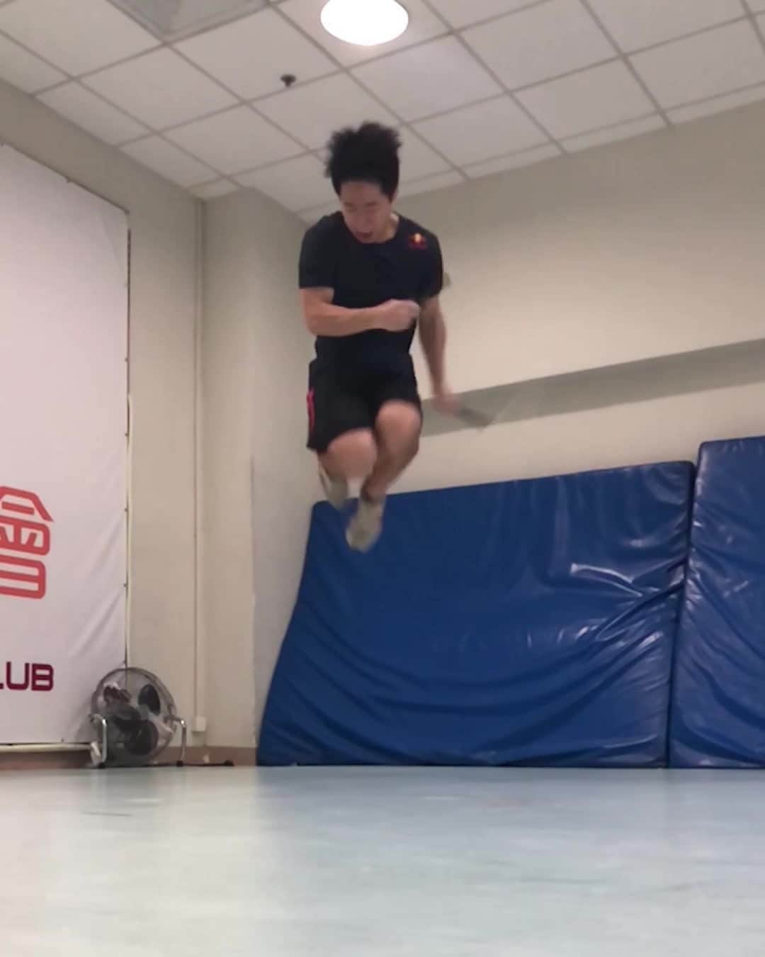 レッドブルのインスタグラム：「we've said it before and we'll say it again... @chutingho is actually a wizard 🤯 🌪   #redbull #givesyouwings #ropeskipping #speedrope #worldchampion #skipping #fitness」