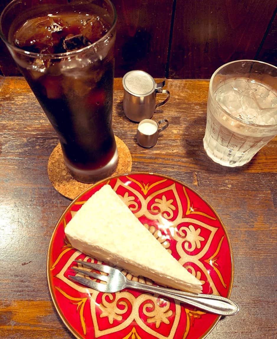 愛純もえりのインスタグラム：「暑すぎて溶けそうだけど、やっぱり夏が好きです🌈  アニメ『多田くんは恋をしない』 に出てきそうな　ザ・喫茶店☕️ が 近所にあって。  ふと入ってみたら大当たりでした。 また来よう。」