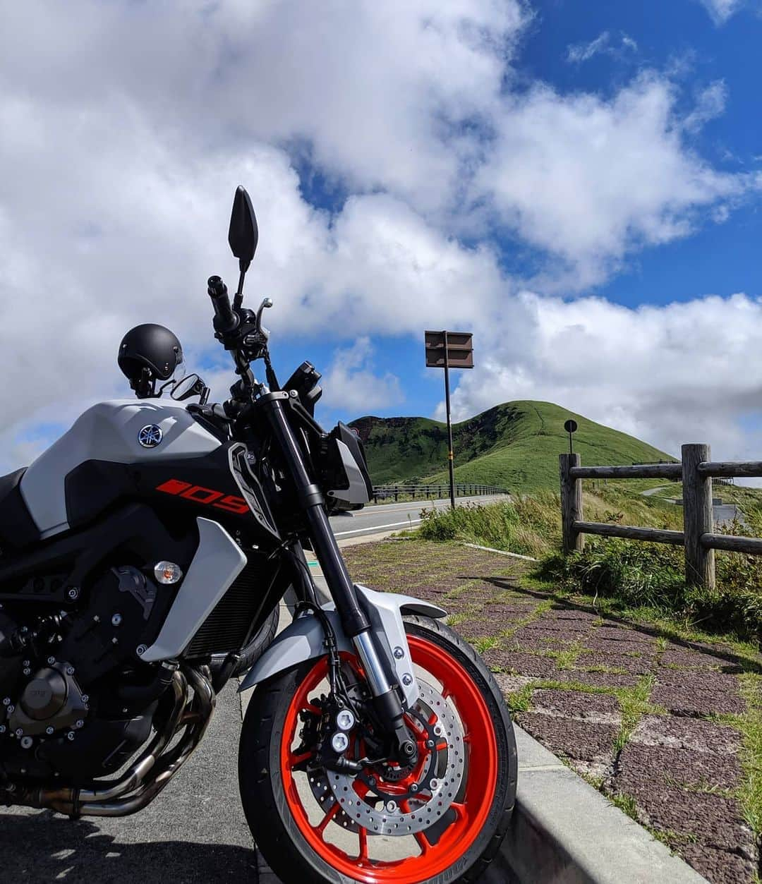 ヤマハ バイクさんのインスタグラム写真 - (ヤマハ バイクInstagram)「梅雨明けしたと思ったら、今度はとにかく、暑い！本格的な夏の到来で、汗が止まりません！﻿ こまめな水分補給はもちろん、塩分補給もお忘れなくお願いします🥤🧂﻿ #YAMAHAが美しい #MT09 #yamahamt09 #yamahamt #thedarksideofjapan #ヤマハバイク #バイクのある風景 #バイクのある生活 #バイクと夏空 #夏のバイクは暑い #yamahabike #motorcycle_moment #instamotorcycle #bikestagram」8月6日 17時03分 - yamaha_bike