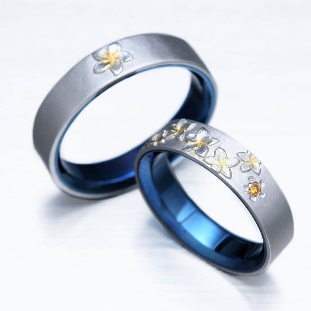SORA ≪SORA表参道の公式アカウント≫さんのインスタグラム写真 - (SORA ≪SORA表参道の公式アカウント≫Instagram)「@sora_omotesando . 【PLUMERIA-プルメリア-】 青い空の下に咲く情景を込めました＊*  ハワイに咲き誇るこの可憐な白い花には 「大切な人の幸せを願う」という意味があり、 結婚指輪のモチーフにぴったりなのですよ！  プルメリアの厚みのある花の様子を 凸加工で表現し、愛らしく仕上げました。 --------------- ▽幸せのおまじない「サムシングブルーフェア」 https://www.sora-w.com/event/somethingblue/ ▽全国の取扱店をご紹介 https://www.sora-w.com/shop/retailers/ ▽SORA公式サイトはTOPのURLからcheck * >>> @sora_omotesando . --------------- ぜひ『 #結婚指輪sora 』のハッシュタグで SORAの写真を投稿してくださいね＊* こちらのアカウントでリグラムさせていただきます♪ . #結婚指輪 #婚約指輪 #指輪 #表参道 #オーダーメイド #プレ花嫁 #ブライダル #ウェディング #手作り #bridal #wedding #マリッジリング #エンゲージリング #金属アレルギー #金属アレルギー対応 #bridalring #ring #weddingring #手作り指輪 #Jewelry #ペアリング #プルメリア #Marriage #記念日 #刻印リング #Plumeria #デザインリング #サムシングブルー  #オリジナルリング」8月6日 17時14分 - sora_omotesando