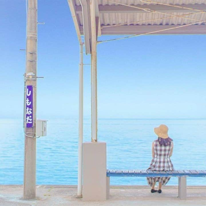 Photobackさんのインスタグラム写真 - (PhotobackInstagram)「まるで駅と海が つながってるみたいです😆 こちらは愛媛県の下灘駅だそう。 行ってみたいですね✨ . ステキなお写真投稿 ありがとうございます！ . 「Instagram投稿キャンペーン」で #photobackタビフォト をつけて 投稿いただい作品の中から、 素敵な作品をご紹介します。 . . ご好評につき、Instagram投稿 キャンペーン第二弾を開催中！ . 引き続き、 ①Instagramで @photoback.jp をフォロー ②#photobackタビフォト の ハッシュタグをつけて、 旅の思い出投稿をするだけで 投稿していただいた方の中から抽選で JTB旅行券1万円分を2名様にプレゼント🎁 . ※ご注意※ キャンペーン期間中(8/5～8/31)に 投稿された写真が 抽選の対象となります。 過去の投稿済み写真へ タグ付けのみの投稿は 抽選対象外となりますので ご注意ください！ . 写真を投稿する際は、 ぜひ #photoback のハッシュタグも つけてみてくださいね☺️ . キャンペーン締切は8月31日(月)まで！ みなさまからの投稿をお待ちしております！ . . #Repost @ishun_photo • • • • • • 四国旅行-下灘駅- 2020.06.20〜  四国旅行愛媛編🏞 コロナ自粛解除の2日後、さっそく四国旅行🚙 海を目の前に駅🚉  移動は全て自家用車、マスク着用、除菌シート持参でコロナ対策してます🚙  #japan #ehime #shimonada #shimonadastation #iyo #japan_of_insta #japantrip #beautifulview #japan_daytime_view #art_of_japan_ #愛媛県 #伊予市 #下灘駅 #愛媛観光 #四国旅行 #ローカル線 #予讃線 #愛媛カメラ部 #岡山カメラ部 #日本の絶景 #日本の風景 #canoneoskissx7 #canon #photobackタビフォト」8月6日 17時10分 - photoback.jp