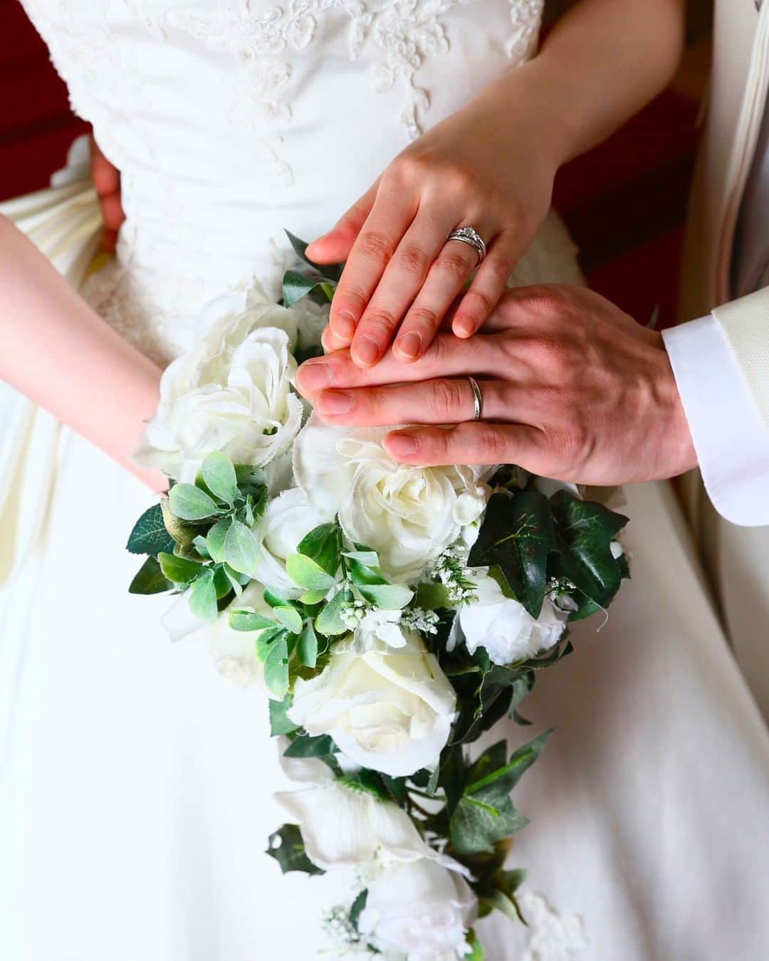 マリエカリヨン名古屋さんのインスタグラム写真 - (マリエカリヨン名古屋Instagram)「@marieecarillon . 優しく重ねられたお二人の手には 愛の証であるリングが輝きます*＊ 結婚指輪のおしゃれなフォトは 前撮りで残しておきたいフォトの一つですよね♩ . ▼ブライダルフェアは インスタのTOPからご予約が出来ます⚐ ＞＞＞ @marieecarillon . マリエカリヨン名古屋では、 お客様の安心安全を考慮して、 業界のガイドラインに沿って、 感染症対策を行ったうえで、 営業を行っております。 オンラインでのご相談も受け付けておりますので、 お気軽にお問合せ下さい。 . ------------------ . @marieecarillonをフォローして #マリエカリヨン #マリエカリヨン名古屋 のハッシュタグをつけて お写真を投稿してみてくださいね✳︎ . こちらの公式IG（@marieecarillon） で取り上げさせていただきます♡ . #マリエカリヨン #マリエカリヨン名古屋 #dress #nagoya #wedding #weddingdress #weddingparty #ウェディングドレス #カラードレス #結婚式レポ #チャペル #プレ花嫁 #卒花嫁 #披露宴 #結婚式準備 #日本中のプレ花嫁さんと繋がりたい #結婚式 #結婚式場 #東海プレ花嫁 #名古屋花嫁 #プレ花嫁準備 #リングフォト #ウェディングフォト #前撮り #フォトアイディア #撮影指示書 #結婚指輪 #婚約指輪」8月6日 17時11分 - marieecarillon
