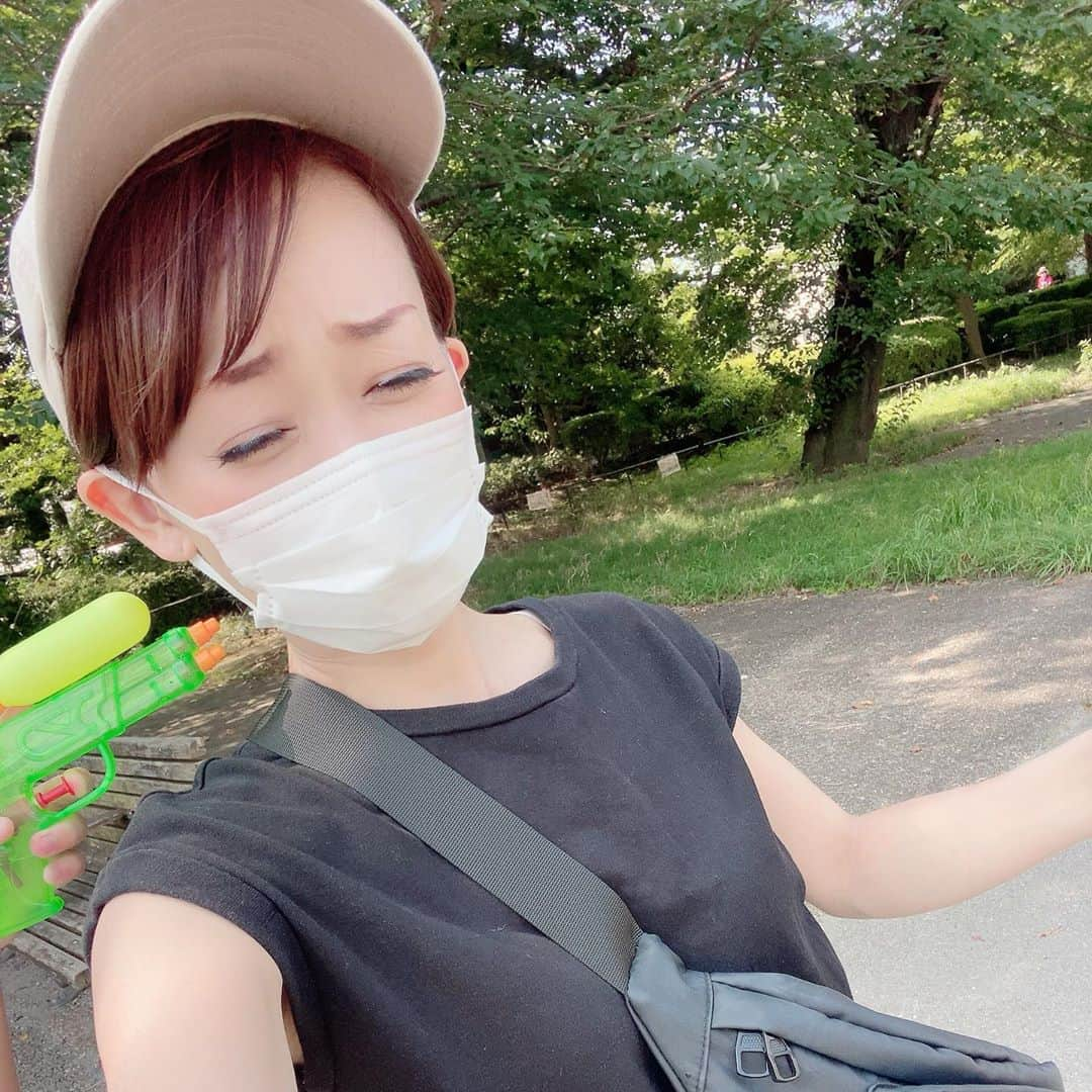 岡部玲子さんのインスタグラム写真 - (岡部玲子Instagram)「盾になる傘が付いている水鉄砲🔫(3coins) 油断していると…こうなります😂(3枚目📸) イマドキの100均水風船は、風船の中に発泡スチロールの球が入っていて、結ばなくてもいい仕組みらしい😳(4枚目📸) すごーっ‼️  #岡部玲子 #タレント　#レポーター　#アナウンサー　#キャスター　#女子アナ　#フリーアナウンサー　#水鉄砲　#水風船　#水遊び　#夏　#japanese #summer #3coins #100yenshop #waterballoons #watergun」8月6日 17時12分 - reiko_okabe