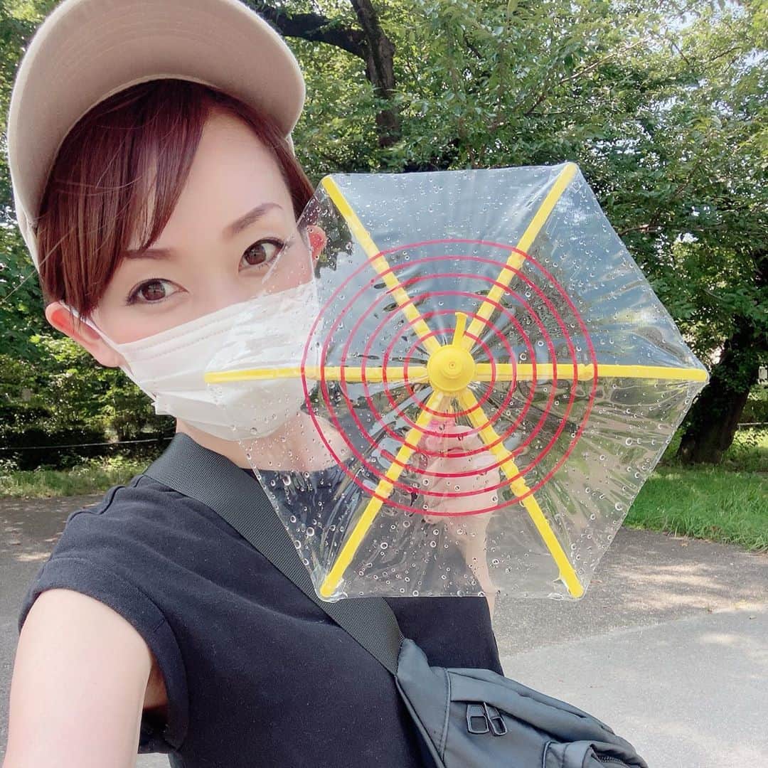 のインスタグラム：「盾になる傘が付いている水鉄砲🔫(3coins) 油断していると…こうなります😂(3枚目📸) イマドキの100均水風船は、風船の中に発泡スチロールの球が入っていて、結ばなくてもいい仕組みらしい😳(4枚目📸) すごーっ‼️  #岡部玲子 #タレント　#レポーター　#アナウンサー　#キャスター　#女子アナ　#フリーアナウンサー　#水鉄砲　#水風船　#水遊び　#夏　#japanese #summer #3coins #100yenshop #waterballoons #watergun」